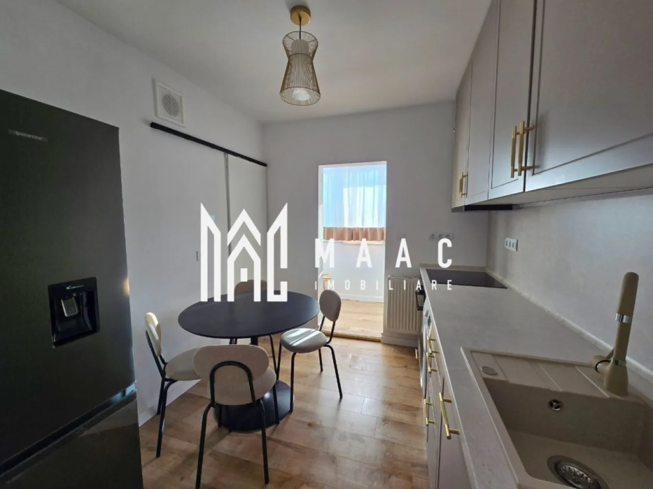 Apartament 2 camere | Modern | Renovat | Balcon | Dumbravii - MAAC Imobiliare ofera spre inchiriere apartament de 2 camere elegant, complet mobilat si utilat, renovat, in zona Calea Dumbravii (la 5 minute de centru).

Detalii despre apartament:
- Suprafață: 53 mp
- Compartimentare: 2 camere decomandate (sufragerie și dormitor), bucătărie separată, baie, cămară, debara și balcon.
- Etaj: 4
- Stare: Renovare recentă cu finisaje moderne și mobilă nouă
- Prima închiriere după renovare – mobilă nouă și de calitate superioară
- Centrală termică proprie și electrocasnice noi, la prima utilizare
- Spații de depozitare generoase în apartament, atât debara cât și cămară
- Locație premium
- Acces facil la transport: 1 minut până la stația de autobuz 
- Parcare: locuri de parcare gratuite în fața blocului
- Supermarket non-stop la 2 minute de mers pe jos
- În apropiere: centre de afaceri, bănci, cafenele, finanțe, facultăți și alte puncte de interes
- Apartament luminos, cu o priveliște panoramică asupra orașului și munților

Nu se acceptă animale de companie. Se percepe garantie in cuantumul a două chirii lunare. Disponibilitate din 25 Iunie. 

Pentru mai multe detalii sau pentru a programa o vizionare, va rugam specificati telefonic: CP3095925