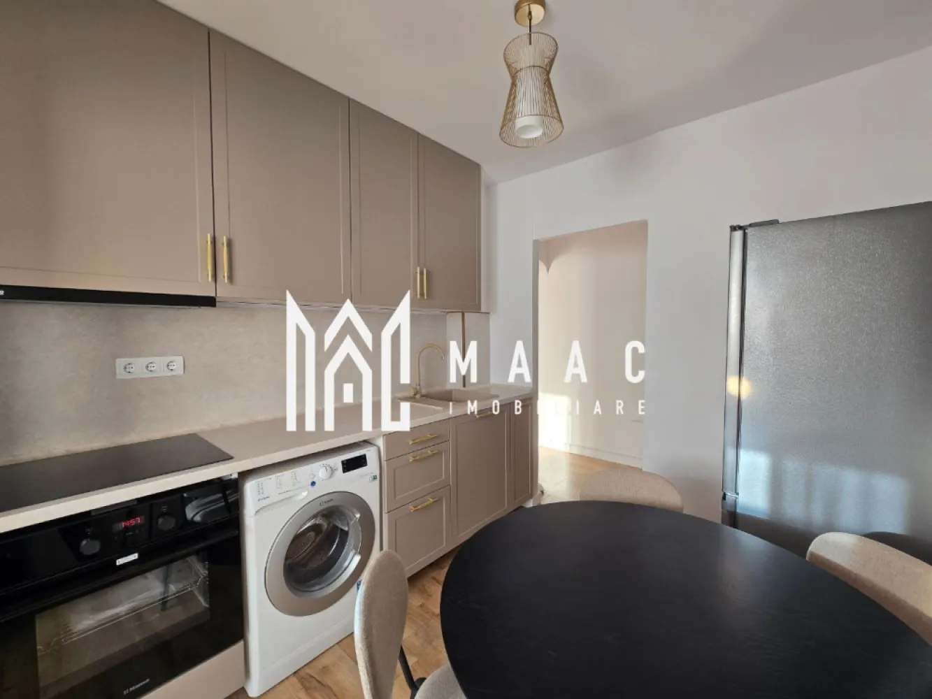 Apartament 2 camere | Modern | Renovat | Balcon | Dumbravii - MAAC Imobiliare ofera spre inchiriere apartament de 2 camere elegant, complet mobilat si utilat, renovat, in zona Calea Dumbravii (la 5 minute de centru).

Detalii despre apartament:
- Suprafață: 53 mp
- Compartimentare: 2 camere decomandate (sufragerie și dormitor), bucătărie separată, baie, cămară, debara și balcon.
- Etaj: 4
- Stare: Renovare recentă cu finisaje moderne și mobilă nouă
- Prima închiriere după renovare – mobilă nouă și de calitate superioară
- Centrală termică proprie și electrocasnice noi, la prima utilizare
- Spații de depozitare generoase în apartament, atât debara cât și cămară
- Locație premium
- Acces facil la transport: 1 minut până la stația de autobuz 
- Parcare: locuri de parcare gratuite în fața blocului
- Supermarket non-stop la 2 minute de mers pe jos
- În apropiere: centre de afaceri, bănci, cafenele, finanțe, facultăți și alte puncte de interes
- Apartament luminos, cu o priveliște panoramică asupra orașului și munților

Nu se acceptă animale de companie. Se percepe garantie in cuantumul a două chirii lunare. Disponibilitate din 25 Iunie. 

Pentru mai multe detalii sau pentru a programa o vizionare, va rugam specificati telefonic: CP3095925
