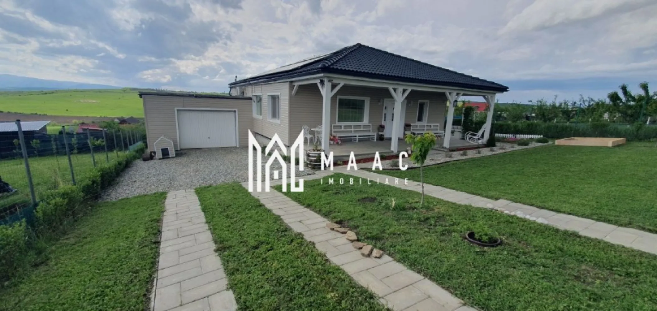 Casa individuala | 4 Camere | 695MP teren | Sura Mare - MAAC Imobiliare va propune spre vanzare o casa moderna situata la 4 km Sibiu

-suprafata terenului este de 695mp,
 suprafata construita a casei este 116mp 
 suprafata utila93mp 
 terasa 30mp, 
 garaj 47mp , 
 pivniță 30 mp

-casa este compartimentata astfel:
+hol
+bucatarie 
+living
+2 dormitoare
+2 bai
+dressing

-în zona momentan nu sunt utilități dar casa oferă toate condițiile:
-alimentarea cu apa dintr-un put (24m adancime) cu sistem filtrare, stație dedurizare apa, stație dezinfecție UV.
-canalizarea (fosa septica 2mc)
-alimentarea electrica prin sistem off-grid cu 14 panouri fotovoltaice 6.3kw, invertor 8kw și stocare 15kw
-încălzire în pardoseala cu termostate individuale in fiecare incapere prin sistem hibrid (centrala peleti și puffer cu rezistenta electrica pentru a utiliza surplusul de energie produsa de sistemul fotovoltaic în zilele însorite din iarna)

-constructia este realizata din BCA cu fundație, stâlpi și centura de beton. Este izolata la interior (tavan) cu vata bazaltica, iar la exterior cu polistiren 10cm, apoi placata cu siding american (lambriuri PVC)

-curtea este împrejmuita cu plasa de gard plus gard viu pe laterale, iar la drum pe plasa de gard este plantata iedera.

-pe garaj este turnata o placa de beton, unde se poate amenaja o terasa

-se vinde mobilata și utilata

pentru mai multe detalii specificati ca ati vazutv anuntul cu ID: CP2546706