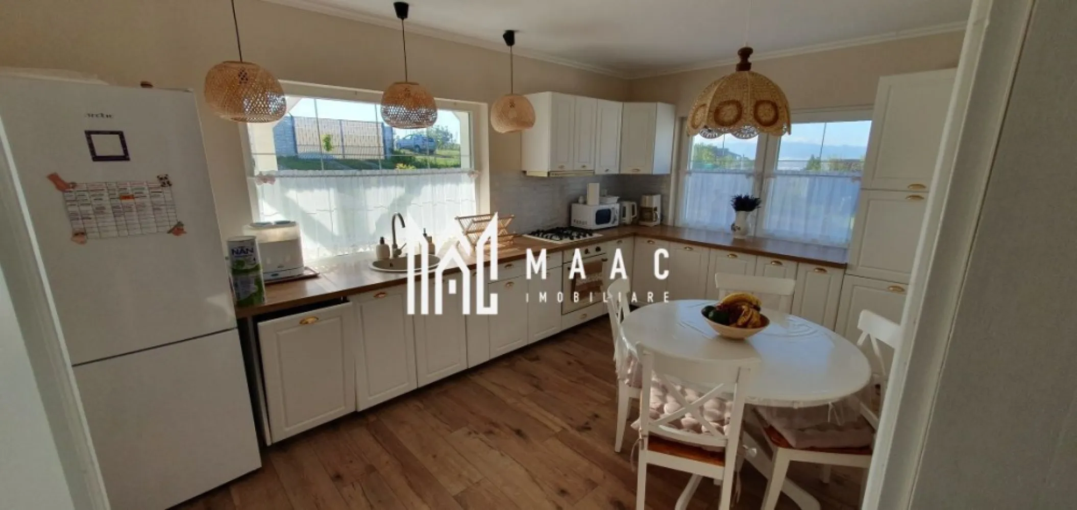 Casa individuala | 4 Camere | 695MP teren | Sura Mare - MAAC Imobiliare va propune spre vanzare o casa moderna situata la 4 km Sibiu

-suprafata terenului este de 695mp,
 suprafata construita a casei este 116mp 
 suprafata utila93mp 
 terasa 30mp, 
 garaj 47mp , 
 pivniță 30 mp

-casa este compartimentata astfel:
+hol
+bucatarie 
+living
+2 dormitoare
+2 bai
+dressing

-în zona momentan nu sunt utilități dar casa oferă toate condițiile:
-alimentarea cu apa dintr-un put (24m adancime) cu sistem filtrare, stație dedurizare apa, stație dezinfecție UV.
-canalizarea (fosa septica 2mc)
-alimentarea electrica prin sistem off-grid cu 14 panouri fotovoltaice 6.3kw, invertor 8kw și stocare 15kw
-încălzire în pardoseala cu termostate individuale in fiecare incapere prin sistem hibrid (centrala peleti și puffer cu rezistenta electrica pentru a utiliza surplusul de energie produsa de sistemul fotovoltaic în zilele însorite din iarna)

-constructia este realizata din BCA cu fundație, stâlpi și centura de beton. Este izolata la interior (tavan) cu vata bazaltica, iar la exterior cu polistiren 10cm, apoi placata cu siding american (lambriuri PVC)

-curtea este împrejmuita cu plasa de gard plus gard viu pe laterale, iar la drum pe plasa de gard este plantata iedera.

-pe garaj este turnata o placa de beton, unde se poate amenaja o terasa

-se vinde mobilata și utilata

pentru mai multe detalii specificati ca ati vazutv anuntul cu ID: CP2546706