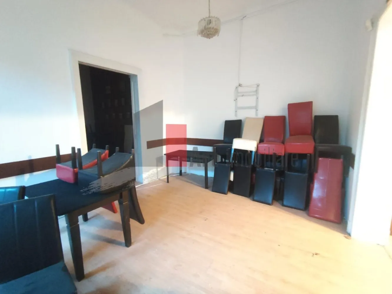 Inchiriere Spatiu Comercial, pretabil restaurant, zona Parcul Carol - Închiriere Spațiu Restaurant – Zona Parcul Carol | 155 mp Utili + Demisol + Mansardă | Terasă Închisă | Curent Trifazic

Se oferă spre închiriere un spațiu ideal pentru activități din domeniul HoReCa, configurat complet pentru funcționarea unui restaurant, a unei cafenele sau a unui centru de evenimente. Proprietatea este situată strategic în zona Parcul Carol, o locație premium recunoscută pentru farmecul istoric, fluxul constant de turiști și localnici, precum și pentru vizibilitatea excelentă.

Clădirea principală oferă o suprafață utilă de 155 mp gata de funcționare, la care se adaugă un demisol și o mansardă ce pot fi amenajate ulterior pentru extinderea saloanelor, birouri sau spații de depozitare. Un avantaj major îl reprezintă terasa complet închisă, alături de coridorul de legătură generos, ceea ce permite utilizarea la maximum a spațiului exterior în orice anotimp, indiferent de condițiile meteorologice.

Detalii spațiu:

Suprafață utilă principală de 155 mp completată de un demisol și o mansardă (necesită renovare)

Terasă exterioară complet închisă cu o suprafață de 85.5 mp (9m x 9.5m), utilizabilă pe tot parcursul anului

Coridor acoperit/de legătură între terasă și clădire cu o suprafață de 77 mp (3.5m x 22m)

Compartimentare interioară cu 5 camere: 3 camere destinate saloanelor de primire (una prevăzută cu bar) și 2 camere pentru bucătărie

Sistem inteligent cu 3 intrări separate: acces din terasă, acces din coridor și intrare dedicată pentru bucătărie (aprovizionare/personal)

Utilități și facilități:

Bucătărie complet utilată și mobilată conform standardelor profesionale din domeniu

Racordare completă la rețelele de utilități: apă, gaz și canalizare

Curent trifazic cu o putere instalată de 80 kW, ideală pentru echipamente profesionale grele

Structură solidă ce permite reconfigurări interioare sau personalizări de design

Spații anexe (demisol/mansardă) ce oferă flexibilitate totală pentru depozitare sau dezvoltare viitoare

Avantaje:

Localizare de top în zona Parcul Carol, un pol de atracție major cu trafic pietonal intens

Capacitate extinsă de servire indiferent de sezon datorită terasei mari complet închise

Flux logistic perfect asigurat de cele 3 căi de acces separate, respectând normele în vigoare

Bucătăria complet utilată reduce considerabil investiția inițială și timpul de pornire a afacerii

Infrastructura electrică de 80 kW elimină orice risc legat de consumul simultan al utilajelor profesionale

Condiții de închiriere:

Preț negociabil în funcție de termenii contractuali

Toate documentele tehnice și avizele de bază sunt disponibile pentru analiză

Disponibilitate pentru vizionări cu programare prealabilă

Pentru mai multe detalii sau pentru programarea unei vizionări a acestui spațiu de restaurant, vă stăm la dispoziție.