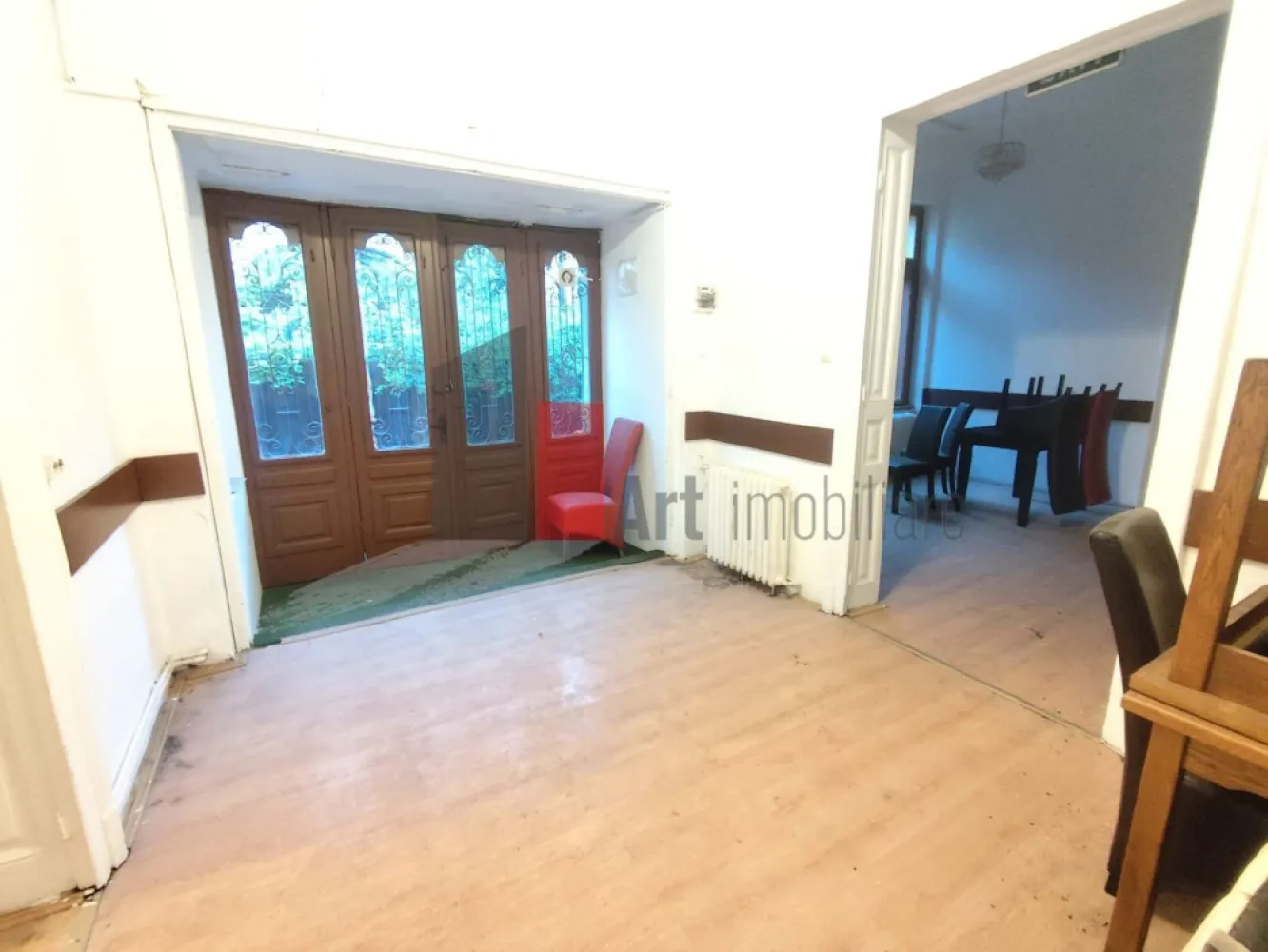 Inchiriere Spatiu Comercial, pretabil restaurant, zona Parcul Carol - Închiriere Spațiu Restaurant – Zona Parcul Carol | 155 mp Utili + Demisol + Mansardă | Terasă Închisă | Curent Trifazic

Se oferă spre închiriere un spațiu ideal pentru activități din domeniul HoReCa, configurat complet pentru funcționarea unui restaurant, a unei cafenele sau a unui centru de evenimente. Proprietatea este situată strategic în zona Parcul Carol, o locație premium recunoscută pentru farmecul istoric, fluxul constant de turiști și localnici, precum și pentru vizibilitatea excelentă.

Clădirea principală oferă o suprafață utilă de 155 mp gata de funcționare, la care se adaugă un demisol și o mansardă ce pot fi amenajate ulterior pentru extinderea saloanelor, birouri sau spații de depozitare. Un avantaj major îl reprezintă terasa complet închisă, alături de coridorul de legătură generos, ceea ce permite utilizarea la maximum a spațiului exterior în orice anotimp, indiferent de condițiile meteorologice.

Detalii spațiu:

Suprafață utilă principală de 155 mp completată de un demisol și o mansardă (necesită renovare)

Terasă exterioară complet închisă cu o suprafață de 85.5 mp (9m x 9.5m), utilizabilă pe tot parcursul anului

Coridor acoperit/de legătură între terasă și clădire cu o suprafață de 77 mp (3.5m x 22m)

Compartimentare interioară cu 5 camere: 3 camere destinate saloanelor de primire (una prevăzută cu bar) și 2 camere pentru bucătărie

Sistem inteligent cu 3 intrări separate: acces din terasă, acces din coridor și intrare dedicată pentru bucătărie (aprovizionare/personal)

Utilități și facilități:

Bucătărie complet utilată și mobilată conform standardelor profesionale din domeniu

Racordare completă la rețelele de utilități: apă, gaz și canalizare

Curent trifazic cu o putere instalată de 80 kW, ideală pentru echipamente profesionale grele

Structură solidă ce permite reconfigurări interioare sau personalizări de design

Spații anexe (demisol/mansardă) ce oferă flexibilitate totală pentru depozitare sau dezvoltare viitoare

Avantaje:

Localizare de top în zona Parcul Carol, un pol de atracție major cu trafic pietonal intens

Capacitate extinsă de servire indiferent de sezon datorită terasei mari complet închise

Flux logistic perfect asigurat de cele 3 căi de acces separate, respectând normele în vigoare

Bucătăria complet utilată reduce considerabil investiția inițială și timpul de pornire a afacerii

Infrastructura electrică de 80 kW elimină orice risc legat de consumul simultan al utilajelor profesionale

Condiții de închiriere:

Preț negociabil în funcție de termenii contractuali

Toate documentele tehnice și avizele de bază sunt disponibile pentru analiză

Disponibilitate pentru vizionări cu programare prealabilă

Pentru mai multe detalii sau pentru programarea unei vizionări a acestui spațiu de restaurant, vă stăm la dispoziție.