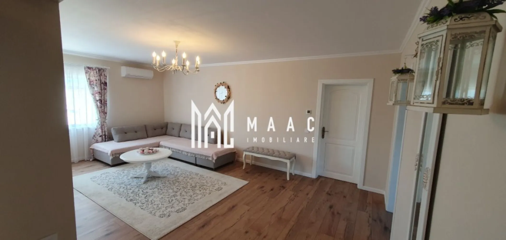 Casa individuala | 4 Camere | 695MP teren | Sura Mare - MAAC Imobiliare va propune spre vanzare o casa moderna situata la 4 km Sibiu

-suprafata terenului este de 695mp,
 suprafata construita a casei este 116mp 
 suprafata utila93mp 
 terasa 30mp, 
 garaj 47mp , 
 pivniță 30 mp

-casa este compartimentata astfel:
+hol
+bucatarie 
+living
+2 dormitoare
+2 bai
+dressing

-în zona momentan nu sunt utilități dar casa oferă toate condițiile:
-alimentarea cu apa dintr-un put (24m adancime) cu sistem filtrare, stație dedurizare apa, stație dezinfecție UV.
-canalizarea (fosa septica 2mc)
-alimentarea electrica prin sistem off-grid cu 14 panouri fotovoltaice 6.3kw, invertor 8kw și stocare 15kw
-încălzire în pardoseala cu termostate individuale in fiecare incapere prin sistem hibrid (centrala peleti și puffer cu rezistenta electrica pentru a utiliza surplusul de energie produsa de sistemul fotovoltaic în zilele însorite din iarna)

-constructia este realizata din BCA cu fundație, stâlpi și centura de beton. Este izolata la interior (tavan) cu vata bazaltica, iar la exterior cu polistiren 10cm, apoi placata cu siding american (lambriuri PVC)

-curtea este împrejmuita cu plasa de gard plus gard viu pe laterale, iar la drum pe plasa de gard este plantata iedera.

-pe garaj este turnata o placa de beton, unde se poate amenaja o terasa

-se vinde mobilata și utilata

pentru mai multe detalii specificati ca ati vazutv anuntul cu ID: CP2546706