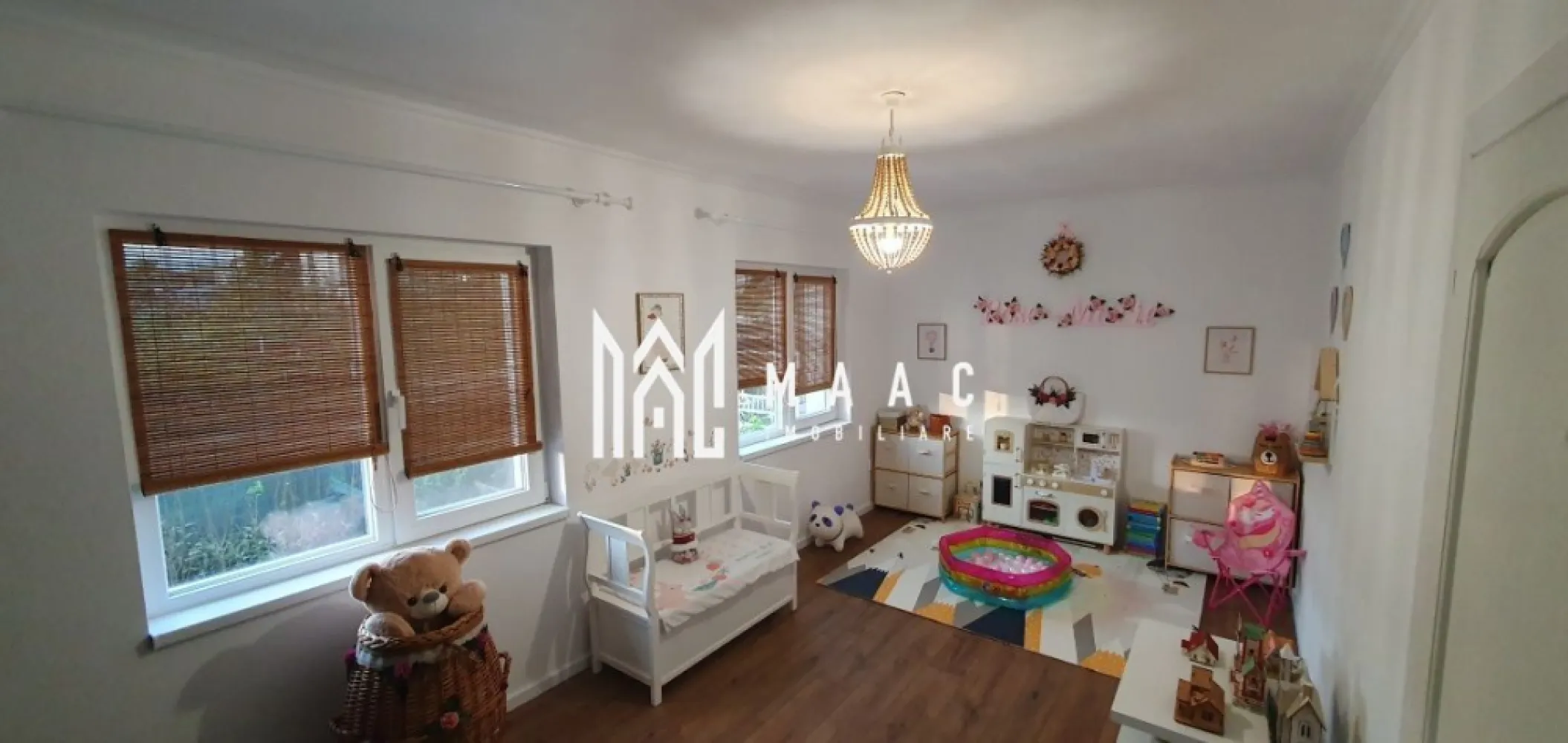 Casa individuala | 4 Camere | 695MP teren | Sura Mare - MAAC Imobiliare va propune spre vanzare o casa moderna situata la 4 km Sibiu

-suprafata terenului este de 695mp,
 suprafata construita a casei este 116mp 
 suprafata utila93mp 
 terasa 30mp, 
 garaj 47mp , 
 pivniță 30 mp

-casa este compartimentata astfel:
+hol
+bucatarie 
+living
+2 dormitoare
+2 bai
+dressing

-în zona momentan nu sunt utilități dar casa oferă toate condițiile:
-alimentarea cu apa dintr-un put (24m adancime) cu sistem filtrare, stație dedurizare apa, stație dezinfecție UV.
-canalizarea (fosa septica 2mc)
-alimentarea electrica prin sistem off-grid cu 14 panouri fotovoltaice 6.3kw, invertor 8kw și stocare 15kw
-încălzire în pardoseala cu termostate individuale in fiecare incapere prin sistem hibrid (centrala peleti și puffer cu rezistenta electrica pentru a utiliza surplusul de energie produsa de sistemul fotovoltaic în zilele însorite din iarna)

-constructia este realizata din BCA cu fundație, stâlpi și centura de beton. Este izolata la interior (tavan) cu vata bazaltica, iar la exterior cu polistiren 10cm, apoi placata cu siding american (lambriuri PVC)

-curtea este împrejmuita cu plasa de gard plus gard viu pe laterale, iar la drum pe plasa de gard este plantata iedera.

-pe garaj este turnata o placa de beton, unde se poate amenaja o terasa

-se vinde mobilata și utilata

pentru mai multe detalii specificati ca ati vazutv anuntul cu ID: CP2546706