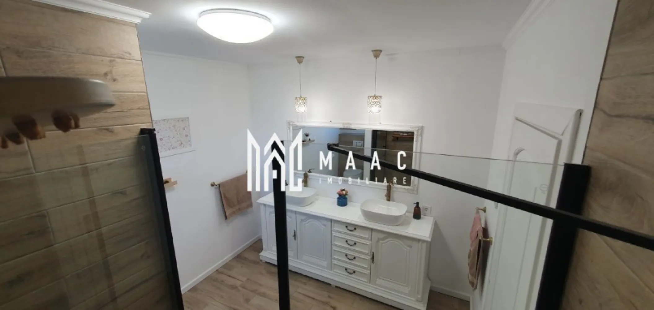 Casa individuala | 4 Camere | 695MP teren | Sura Mare - MAAC Imobiliare va propune spre vanzare o casa moderna situata la 4 km Sibiu

-suprafata terenului este de 695mp,
 suprafata construita a casei este 116mp 
 suprafata utila93mp 
 terasa 30mp, 
 garaj 47mp , 
 pivniță 30 mp

-casa este compartimentata astfel:
+hol
+bucatarie 
+living
+2 dormitoare
+2 bai
+dressing

-în zona momentan nu sunt utilități dar casa oferă toate condițiile:
-alimentarea cu apa dintr-un put (24m adancime) cu sistem filtrare, stație dedurizare apa, stație dezinfecție UV.
-canalizarea (fosa septica 2mc)
-alimentarea electrica prin sistem off-grid cu 14 panouri fotovoltaice 6.3kw, invertor 8kw și stocare 15kw
-încălzire în pardoseala cu termostate individuale in fiecare incapere prin sistem hibrid (centrala peleti și puffer cu rezistenta electrica pentru a utiliza surplusul de energie produsa de sistemul fotovoltaic în zilele însorite din iarna)

-constructia este realizata din BCA cu fundație, stâlpi și centura de beton. Este izolata la interior (tavan) cu vata bazaltica, iar la exterior cu polistiren 10cm, apoi placata cu siding american (lambriuri PVC)

-curtea este împrejmuita cu plasa de gard plus gard viu pe laterale, iar la drum pe plasa de gard este plantata iedera.

-pe garaj este turnata o placa de beton, unde se poate amenaja o terasa

-se vinde mobilata și utilata

pentru mai multe detalii specificati ca ati vazutv anuntul cu ID: CP2546706