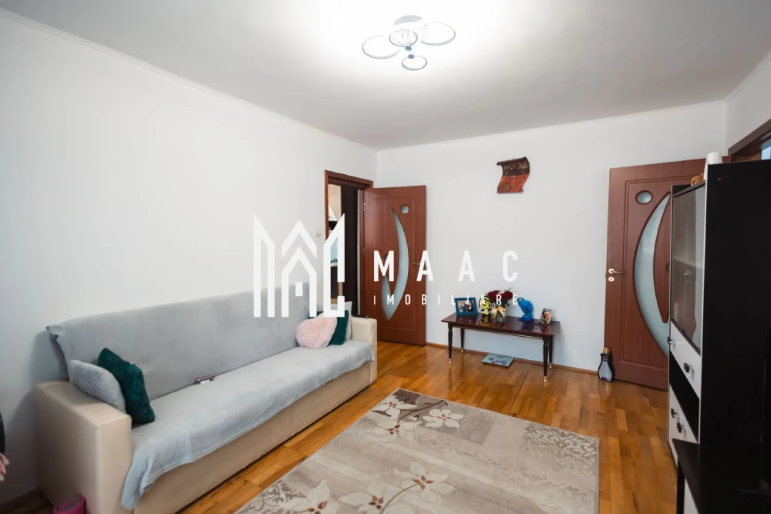 Apartament 2 camere | Semidecomandat | Balcon | Pivnita - MAAC Imobiliare vă propune spre vânzare un apartament cu 2 camere în Sibiu, zona str. Miraslău, situat la etajul 4/4.

Vă prezentăm un apartament cu 2 camere semidecomandat, amplasat în municipiul Sibiu, pe strada Miraslău, într-o zonă liniștită, cu acces facil către puncte de interes, mijloace de transport, magazine și școli.

Detalii principale:

Suprafață utilă: 38 mp + balcon

Compartimentare: semidecomandat

Etaj: 4 din 4

Balcon

Pivniță inclusă

Se vinde mobilat și utilat, conform fotografiilor

Compartimentare:

Living

Dormitor

Bucătărie separată

Baie

Hol

Balcon

Apartamentul este potrivit atât pentru locuință proprie, cât și pentru investiție (închiriere pe termen lung), datorită poziționării și costurilor reduse de întreținere. Faptul că se vinde complet mobilat și utilat permite mutarea imediată sau preluarea rapidă în scop investițional.

Avantaje:

Zonă bună din Sibiu

Acces rapid către zone comerciale și stații de transport

Pivniță pentru depozitare suplimentară

Etaj superior (fără vecini deasupra)

Apartament disponibil imediat

Preț: la cerere

Pentru mai multe detalii și programarea unei vizionări, contactați MAAC Imobiliare.
ID: CP2936899.