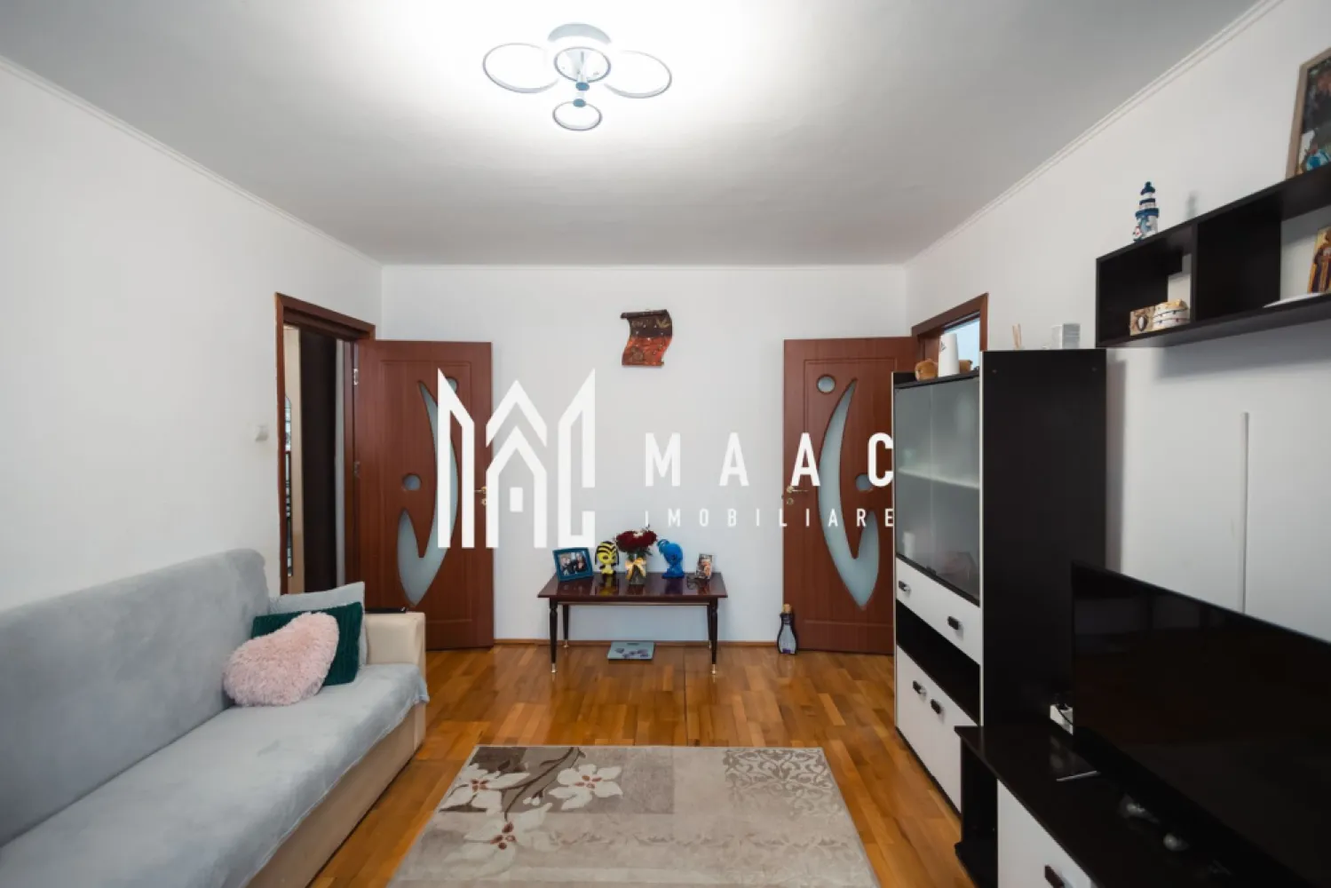 Apartament 2 camere | Semidecomandat | Balcon | Pivnita - MAAC Imobiliare vă propune spre vânzare un apartament cu 2 camere în Sibiu, zona str. Miraslău, situat la etajul 4/4.

Vă prezentăm un apartament cu 2 camere semidecomandat, amplasat în municipiul Sibiu, pe strada Miraslău, într-o zonă liniștită, cu acces facil către puncte de interes, mijloace de transport, magazine și școli.

Detalii principale:

Suprafață utilă: 38 mp + balcon

Compartimentare: semidecomandat

Etaj: 4 din 4

Balcon

Pivniță inclusă

Se vinde mobilat și utilat, conform fotografiilor

Compartimentare:

Living

Dormitor

Bucătărie separată

Baie

Hol

Balcon

Apartamentul este potrivit atât pentru locuință proprie, cât și pentru investiție (închiriere pe termen lung), datorită poziționării și costurilor reduse de întreținere. Faptul că se vinde complet mobilat și utilat permite mutarea imediată sau preluarea rapidă în scop investițional.

Avantaje:

Zonă bună din Sibiu

Acces rapid către zone comerciale și stații de transport

Pivniță pentru depozitare suplimentară

Etaj superior (fără vecini deasupra)

Apartament disponibil imediat

Preț: la cerere

Pentru mai multe detalii și programarea unei vizionări, contactați MAAC Imobiliare.
ID: CP2936899.