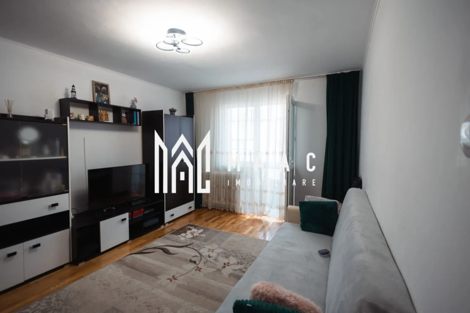 Apartament 2 camere | Semidecomandat | Balcon | Pivnita - MAAC Imobiliare vă propune spre vânzare un apartament cu 2 camere în Sibiu, zona str. Miraslău, situat la etajul 4/4.

Vă prezentăm un apartament cu 2 camere semidecomandat, amplasat în municipiul Sibiu, pe strada Miraslău, într-o zonă liniștită, cu acces facil către puncte de interes, mijloace de transport, magazine și școli.

Detalii principale:

Suprafață utilă: 38 mp + balcon

Compartimentare: semidecomandat

Etaj: 4 din 4

Balcon

Pivniță inclusă

Se vinde mobilat și utilat, conform fotografiilor

Compartimentare:

Living

Dormitor

Bucătărie separată

Baie

Hol

Balcon

Apartamentul este potrivit atât pentru locuință proprie, cât și pentru investiție (închiriere pe termen lung), datorită poziționării și costurilor reduse de întreținere. Faptul că se vinde complet mobilat și utilat permite mutarea imediată sau preluarea rapidă în scop investițional.

Avantaje:

Zonă bună din Sibiu

Acces rapid către zone comerciale și stații de transport

Pivniță pentru depozitare suplimentară

Etaj superior (fără vecini deasupra)

Apartament disponibil imediat

Preț: la cerere

Pentru mai multe detalii și programarea unei vizionări, contactați MAAC Imobiliare.
ID: CP2936899.