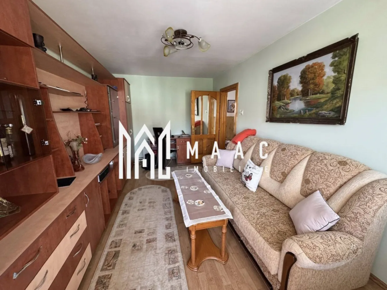 Apartament 3 camere | Decomandat | 2 Balcoane | Valea Aurie - Maac Imobiliare prezintă un apartament spațios cu 3 camere, complet decomandat, situat într-o zonă liniștită și foarte bine cotată a Sibiului – Valea Aurie, Calea Poplăcii.

Cu o suprafață utilă de 60 mp, locuința este ideală atât pentru o familie, cât și pentru cei care își doresc un apartament bine compartimentat, într-un cartier apreciat.

Caracteristici principale:

Suprafață utilă: 60 mp

Compartimentare: decomandată

3 camere

2 balcoane (unul închis)

Încălzire: centrală termică proprie

Pivniță proprie

Acoperiș din țiglă

Spațiu verde în spatele blocului

Compartimentare:

Hol generos, cu spații de depozitare

Living luminos, cu acces pe balcon

2 dormitoare

Bucătărie separată

Baie

Apartamentul este situat într-un bloc îngrijit, cu acces facil către magazine, școli, mijloace de transport în comun și alte puncte de interes, oferind un echilibru ideal între liniște și accesibilitate.

Pentru mai multe informații, vă rugăm să menționați ID-ul anunțului CP2861397