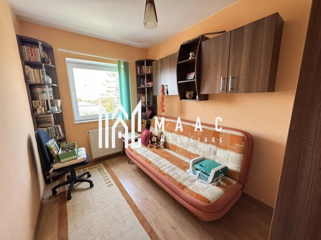 Apartament 3 camere | Decomandat | 2 Balcoane | Valea Aurie - Maac Imobiliare prezintă un apartament spațios cu 3 camere, complet decomandat, situat într-o zonă liniștită și foarte bine cotată a Sibiului – Valea Aurie, Calea Poplăcii.

Cu o suprafață utilă de 60 mp, locuința este ideală atât pentru o familie, cât și pentru cei care își doresc un apartament bine compartimentat, într-un cartier apreciat.

Caracteristici principale:

Suprafață utilă: 60 mp

Compartimentare: decomandată

3 camere

2 balcoane (unul închis)

Încălzire: centrală termică proprie

Pivniță proprie

Acoperiș din țiglă

Spațiu verde în spatele blocului

Compartimentare:

Hol generos, cu spații de depozitare

Living luminos, cu acces pe balcon

2 dormitoare

Bucătărie separată

Baie

Apartamentul este situat într-un bloc îngrijit, cu acces facil către magazine, școli, mijloace de transport în comun și alte puncte de interes, oferind un echilibru ideal între liniște și accesibilitate.

Pentru mai multe informații, vă rugăm să menționați ID-ul anunțului CP2861397