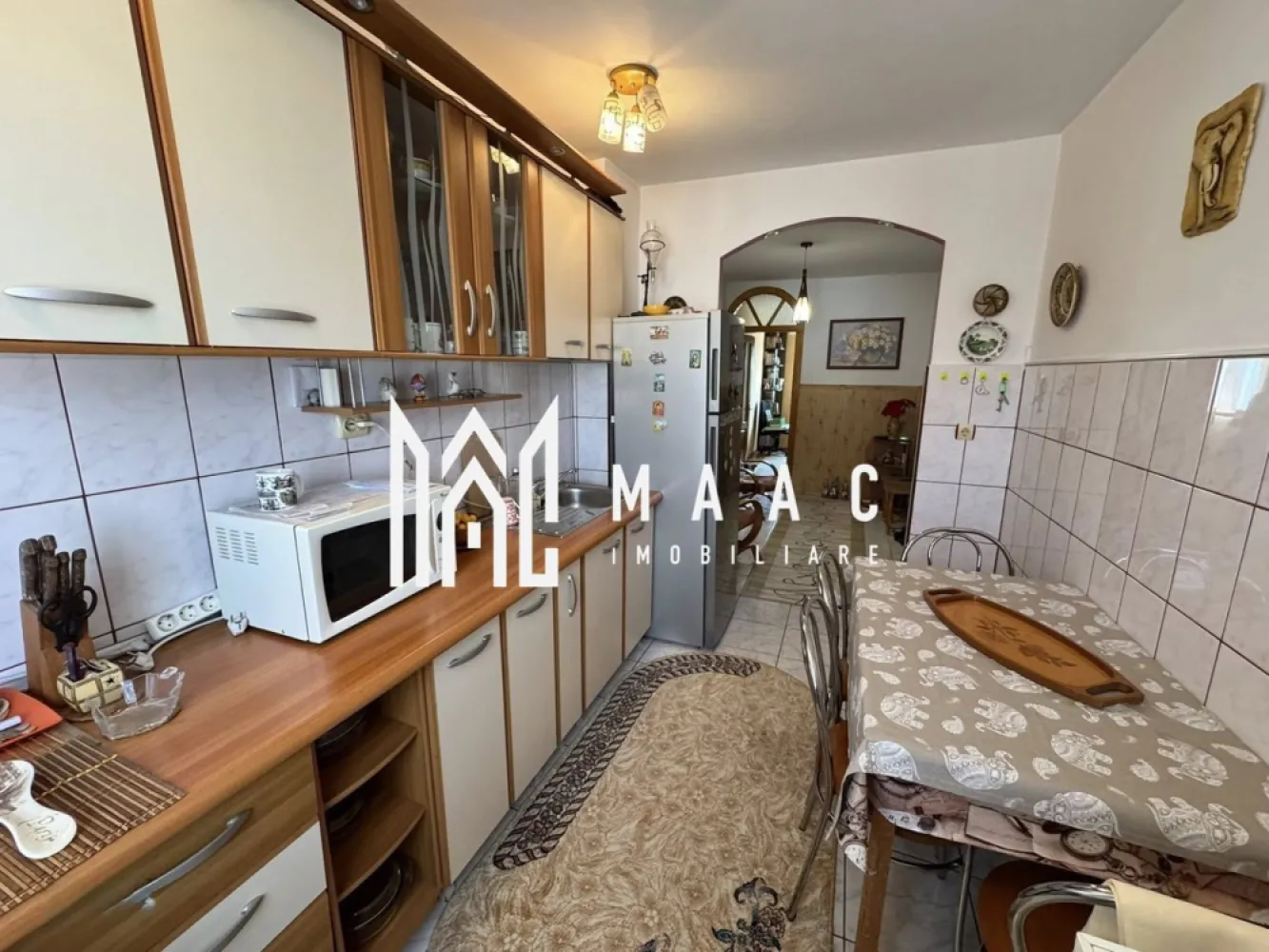 Apartament 3 camere | Decomandat | 2 Balcoane | Valea Aurie - Maac Imobiliare prezintă un apartament spațios cu 3 camere, complet decomandat, situat într-o zonă liniștită și foarte bine cotată a Sibiului – Valea Aurie, Calea Poplăcii.

Cu o suprafață utilă de 60 mp, locuința este ideală atât pentru o familie, cât și pentru cei care își doresc un apartament bine compartimentat, într-un cartier apreciat.

Caracteristici principale:

Suprafață utilă: 60 mp

Compartimentare: decomandată

3 camere

2 balcoane (unul închis)

Încălzire: centrală termică proprie

Pivniță proprie

Acoperiș din țiglă

Spațiu verde în spatele blocului

Compartimentare:

Hol generos, cu spații de depozitare

Living luminos, cu acces pe balcon

2 dormitoare

Bucătărie separată

Baie

Apartamentul este situat într-un bloc îngrijit, cu acces facil către magazine, școli, mijloace de transport în comun și alte puncte de interes, oferind un echilibru ideal între liniște și accesibilitate.

Pentru mai multe informații, vă rugăm să menționați ID-ul anunțului CP2861397