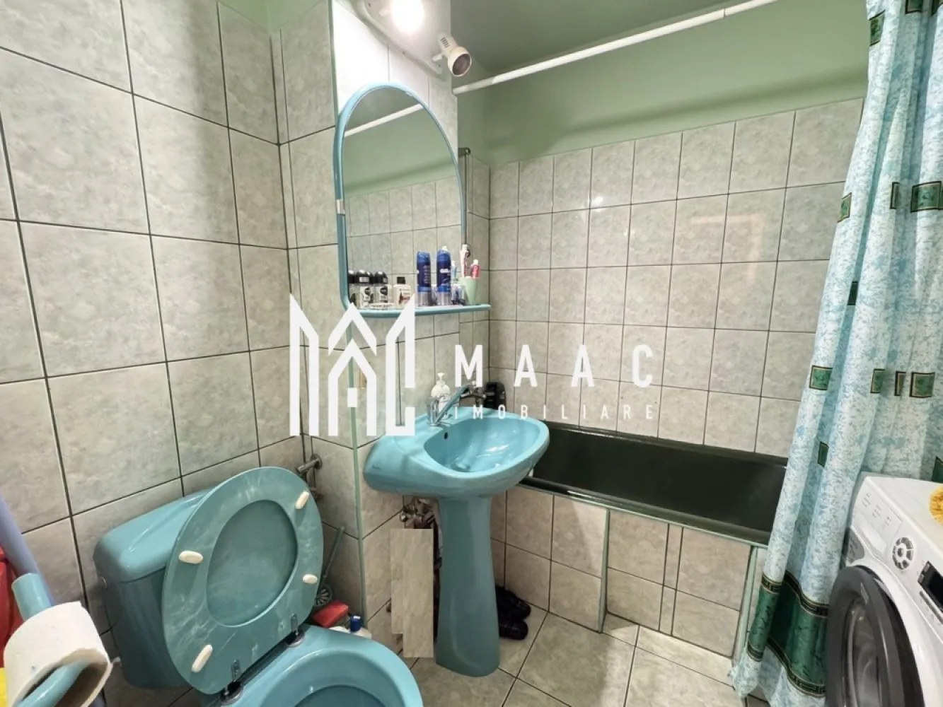Apartament 3 camere | Decomandat | 2 Balcoane | Valea Aurie - Maac Imobiliare prezintă un apartament spațios cu 3 camere, complet decomandat, situat într-o zonă liniștită și foarte bine cotată a Sibiului – Valea Aurie, Calea Poplăcii.

Cu o suprafață utilă de 60 mp, locuința este ideală atât pentru o familie, cât și pentru cei care își doresc un apartament bine compartimentat, într-un cartier apreciat.

Caracteristici principale:

Suprafață utilă: 60 mp

Compartimentare: decomandată

3 camere

2 balcoane (unul închis)

Încălzire: centrală termică proprie

Pivniță proprie

Acoperiș din țiglă

Spațiu verde în spatele blocului

Compartimentare:

Hol generos, cu spații de depozitare

Living luminos, cu acces pe balcon

2 dormitoare

Bucătărie separată

Baie

Apartamentul este situat într-un bloc îngrijit, cu acces facil către magazine, școli, mijloace de transport în comun și alte puncte de interes, oferind un echilibru ideal între liniște și accesibilitate.

Pentru mai multe informații, vă rugăm să menționați ID-ul anunțului CP2861397