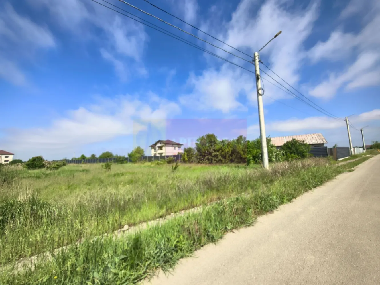 Teren ușor accesibil pentru casă la asfalt cu utilități - Vă propun spre cumpărare un teren intravilan situat în localitatea 1 Decembrie, la 10 minute de București, localitate cu acces direct la A0 străbătută de DN5 - Șoseaua Giurgiului, localitate situată între două cursuri de apă (Sabar și Argeș) și mărginită și de două păduri. Terenul pe care îl propun spre vânzare este situat în proximitatea centrului comercial Lidl, la 3-400 de metri de acesta, cu acces din drum asfaltat și beneficiază de existența utilităților chiar la marginea terenului (apă, canalizare, curent electric, gaz). Sunt șase loturi de teren cu suprafețe între 600 și 720mp la care se adaugă încă 110mp pentru fiecare parcelă ca și cotă de drum. Poziția aceasta este de departe cea mai bună din localitate și oferă atât acces facil din oraș și spre oraș dar și intimitate fiind în plan secund față de arterele circulate și are un potențial maxim în ceea ce privește creșterea valorii în timp doar datorită amplasamentului. Pentru mai multe detalii și programarea de vizionări nu ezitați să mă contactați, Daniel, Apulum94.