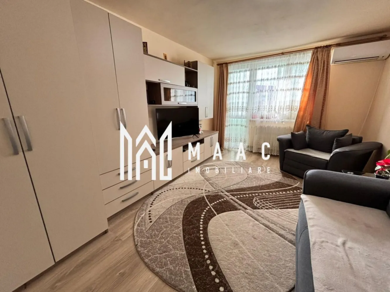 Apartament 2 camere | 54 MPU | Etaj 3 | Lift | Str Rahovei | hipodrom 3 - MAAC Imobiliare vă propune spre vânzare un apartament cu 2 camere, situat la etajul 3 din 10, într-un imobil bine întreținut.

 Caracteristici proprietate:

Suprafață utilă: 54 mp
Apartament cu 2 camere, compartimentare funcțională
Balcon închis cu geamuri termopan
Pivniță înscrisă în cartea funciară
Spații de depozitare interioare

 Alte detalii:

Etaj intermediar
Bloc cu regim de înălțime P+10
Magazine, școli și grădinițe în apropiere
Acces rapid la mijloacele de transport în comun
Pretabil pentru investiție, datorită poziționării și compartimentării

Pentru mai multe detalii precizati telefonic ca ati vazut anuntul cu ID: CP2862074