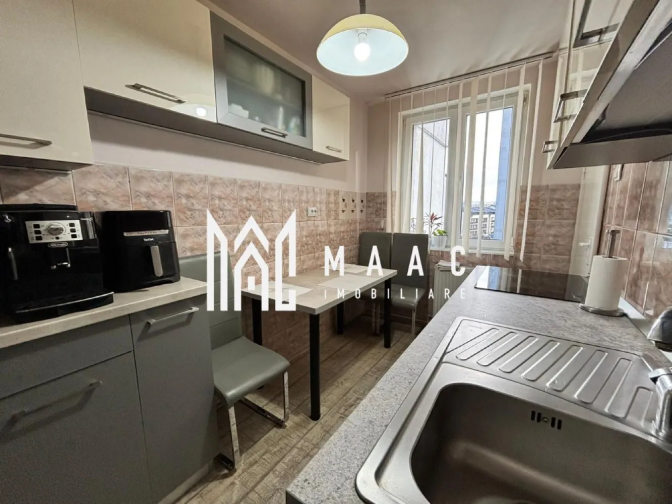 Apartament 2 camere | 54 MPU | Etaj 3 | Lift | Str Rahovei | hipodrom 3 - MAAC Imobiliare vă propune spre vânzare un apartament cu 2 camere, situat la etajul 3 din 10, într-un imobil bine întreținut.

 Caracteristici proprietate:

Suprafață utilă: 54 mp
Apartament cu 2 camere, compartimentare funcțională
Balcon închis cu geamuri termopan
Pivniță înscrisă în cartea funciară
Spații de depozitare interioare

 Alte detalii:

Etaj intermediar
Bloc cu regim de înălțime P+10
Magazine, școli și grădinițe în apropiere
Acces rapid la mijloacele de transport în comun
Pretabil pentru investiție, datorită poziționării și compartimentării

Pentru mai multe detalii precizati telefonic ca ati vazut anuntul cu ID: CP2862074