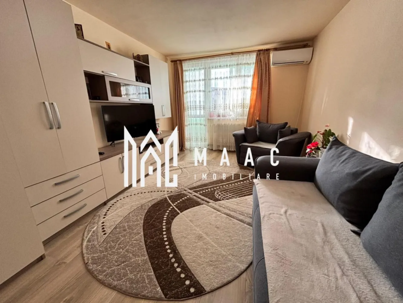 Apartament 2 camere | 54 MPU | Etaj 3 | Lift | Str Rahovei | hipodrom 3 - MAAC Imobiliare vă propune spre închiriere un apartament cu 2 camere, situat la etajul 3 din 10, într-un imobil bine întreținut.

 Caracteristici apartament:

Suprafață utilă: 54 mp
Apartament cu 2 camere, compartimentare funcțională
Balcon închis cu geamuri termopan
Pivniță pentru depozitare
Spații de depozitare interioare

 Alte detalii:

Etaj intermediar
Bloc cu regim de înălțime P+10
Magazine, școli și grădinițe în apropiere
Acces rapid la mijloacele de transport în comun
Potrivit pentru închiriere pe termen lung

 Condiții:

Nu se acceptă animale de companie
Nu se acceptă studenți
Pentru mai multe detalii precizati telefonic ca ati vazut anuntul cu ID: CP2862108