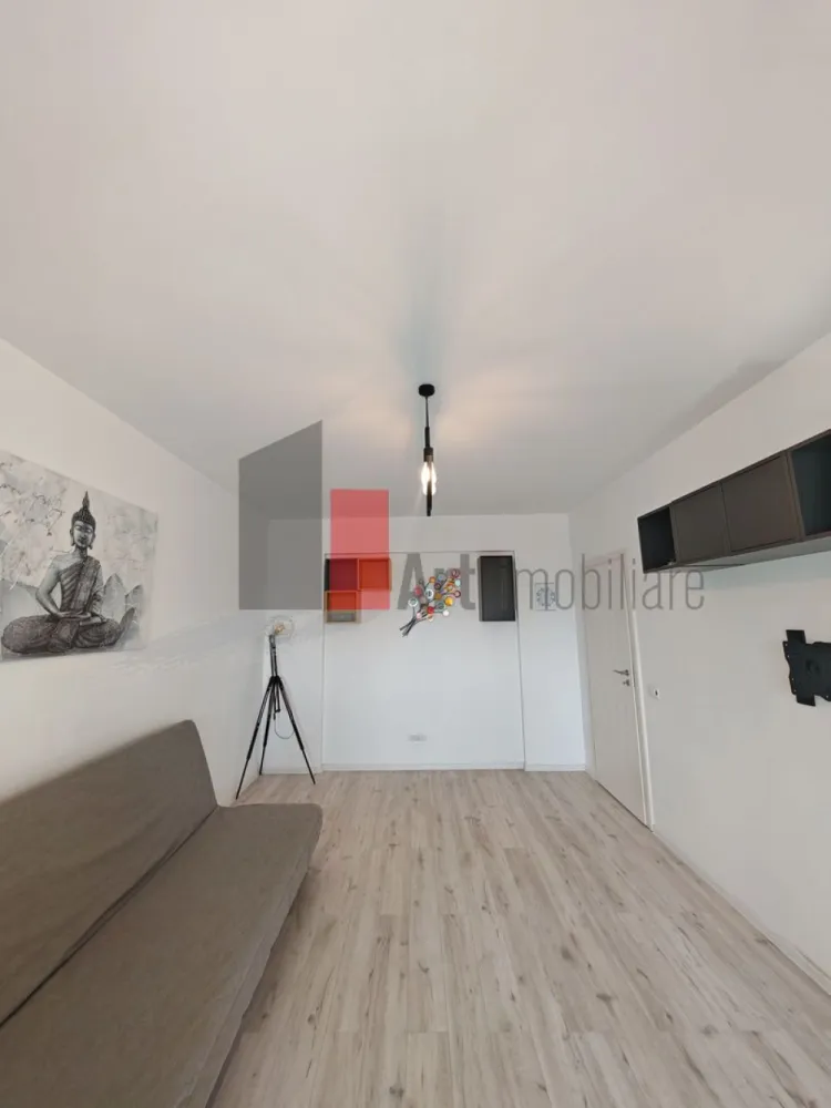 Apartament cu doua camere de vanzare -Pacii-cu centrala-mobilat si utilat - Va propunem, un apartament cu doua camera de vanzare, decomandat, situat in zona Pacii, in complexul Envogue Residence (se intra din bulevardul Iuliu Maniu pe Drumul Rotii-ca punct de reper) , sector 6, cu centrala termica, semimobilat si utilat, cu aer conditionat, cu o suprafata de 55 mp, intr-un bloc construit in anul 2020, cu bucatarie utilata si inchisa (cu Frigider-Samsung, masina de spalat-Samsung, cuptor electric +plita pe gaz-Fornelli), cu balcon mare inchis (canapeaua din balcon nu mai este), la o distanta de 20 minute de metrou Preciziei. Se poate vinde semimobilat sau nu. Orientare pe Sud, avem soare intre 9-14. Actele sunt la zi, gata de mutare! In zona (in incinta blocului) gasim locuri de joaca pentru copii, parc, la cateva minute mai gasim, supermarketuri Aushan, Penny, Mega Image, Froo, statie de autobuz aproape de bloc!