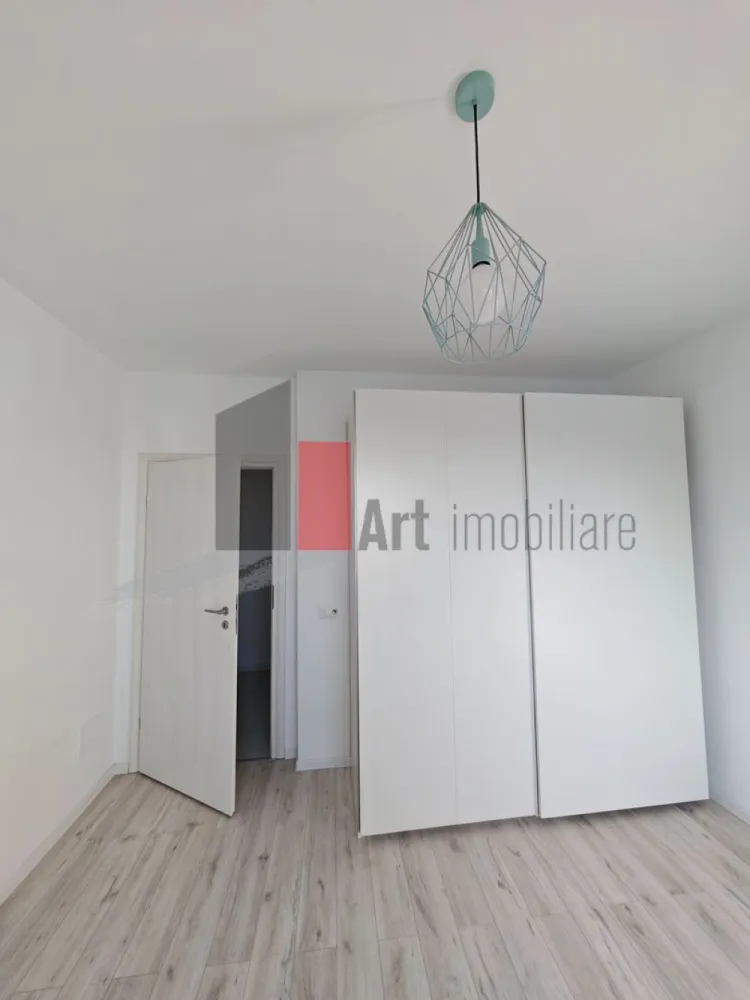 Apartament cu doua camere de vanzare -Pacii-cu centrala-mobilat si utilat - Va propunem, un apartament cu doua camera de vanzare, decomandat, situat in zona Pacii, in complexul Envogue Residence (se intra din bulevardul Iuliu Maniu pe Drumul Rotii-ca punct de reper) , sector 6, cu centrala termica, semimobilat si utilat, cu aer conditionat, cu o suprafata de 55 mp, intr-un bloc construit in anul 2020, cu bucatarie utilata si inchisa (cu Frigider-Samsung, masina de spalat-Samsung, cuptor electric +plita pe gaz-Fornelli), cu balcon mare inchis (canapeaua din balcon nu mai este), la o distanta de 20 minute de metrou Preciziei. Se poate vinde semimobilat sau nu. Orientare pe Sud, avem soare intre 9-14. Actele sunt la zi, gata de mutare! In zona (in incinta blocului) gasim locuri de joaca pentru copii, parc, la cateva minute mai gasim, supermarketuri Aushan, Penny, Mega Image, Froo, statie de autobuz aproape de bloc!