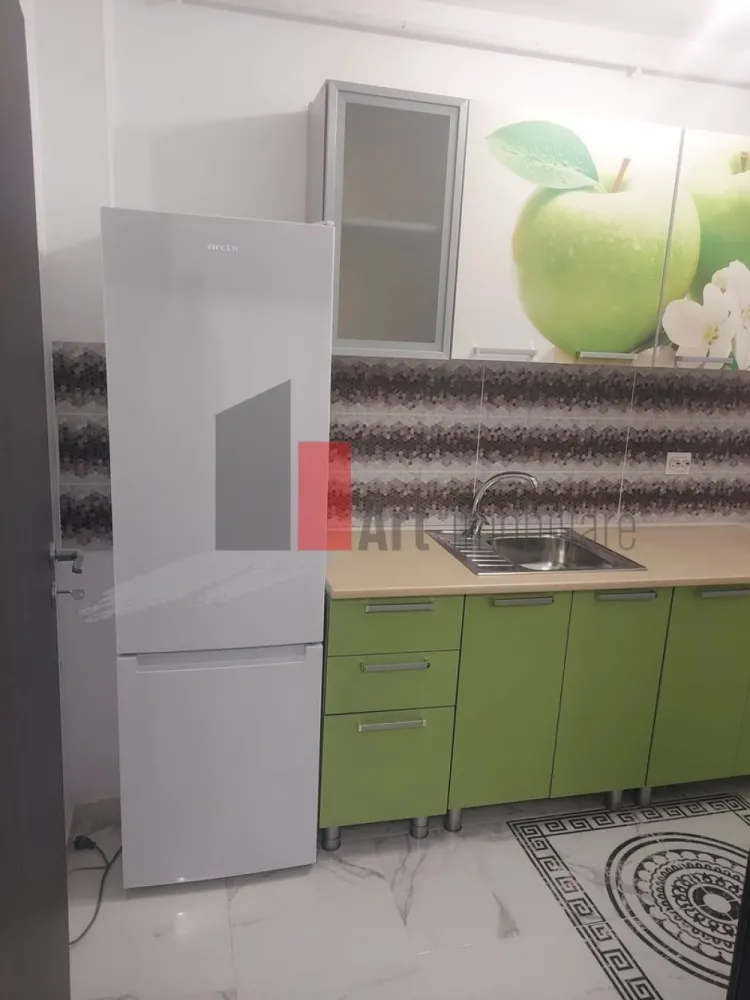 Garsoniera de inchiriat-Aparatorii Patriei-cu centrala - Garsoniera de inchiriat, în complex rezidenţial, complet mobilata, cu bucatarie inchisa, cu aer conditionat (urmeaza sa se puna), cu balcon inchis, la etajul 4/4, SD, constructie 2022, cu o suprafata de 37MP, cu centrala, TV mare, cu lift. Locuinta este la 2 statii autobuz de metrou Aparatorii Patriei/Dimitrie Leonida, aprox la 15 min mers pe jos. NU se permit animale de companie. NU se accepta persoane care fumeaza. Se solicita o luna avans si o luna garantie.