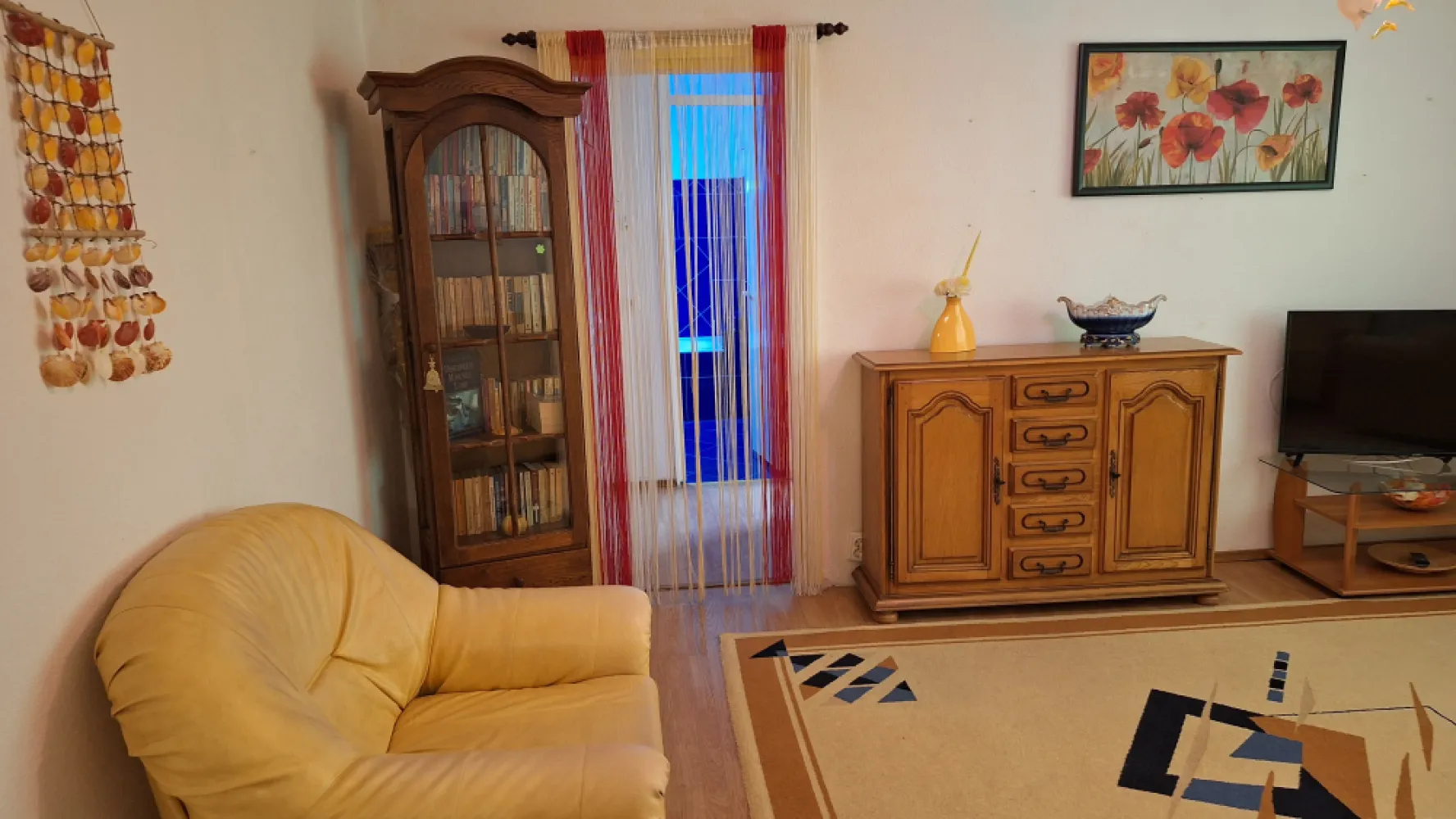 Valea PH apartament 2 camere cu suprafata de 3 - Valea Prahovei, Campina.Mobilat, 2 camere cu suprafață de 3 camere, semidecomandat. Bucatarie foarte mare 11.2 mp. Hol lung la intrare 4.4 mp, sufragerie 19.10 mp, hol mic 1.5 mp din care se intra in dormitor 11.2 mp si baie 4.0 mp. Centrala termica, usa de metal, tv, aragaz, hota, frigider, masina de spalat Acte la zi. Ca si locatie este pe Ec. Teodoroiu, in laterala blocului ANL. Etaj 3 din 4, pe mijloc, izolat pe exterior. Suprafata totala 57.2 mp, utila 52.4 mp. Zona cu supermarket, drogherie, farmacie, scoli, statie mijloc de transport, parc, parcare.Revizia instalatie gaze ( cea de 10 ani) si montare detector, . realizate in dec 2025, ISCIR centrala termica facut in ian 2026, revizia gaze pe scara blocului facuta in martie 2026