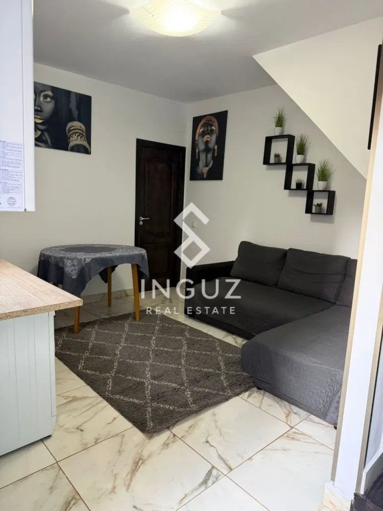 Casă de închiriat | 3 camere | Curte | Zonă Colentina - Casă de închiriat | 3 camere | Curte | Zonă Colentina

Preț: 2.500 RON / lună
Comision: 50%

Detalii:

3 camere
50 mp utili
Curte proprie ~50 mp
Complet mobilată și utilată
Centrală proprie pe gaz

Descriere:
Se închiriază casă la curte, ideală pentru locuire confortabilă, complet mobilată și utilată. Locuința dispune de un living luminos, dormitoare bine organizate, finisaje moderne și baie echipată cu obiecte sanitare noi.

Zonă & acces:
Situată într-o zonă bine conectată, aproape de restaurante, magazine și spații verzi precum Parcul Colentina și Parcul Lunca Florilor.
Acces facil către mijloace de transport (autobuz, tren), școli și alte puncte de interes.

Disponibil: imediat

Contact:
Inguz Real Estate
+40 774 017 567
+40 724 922 092