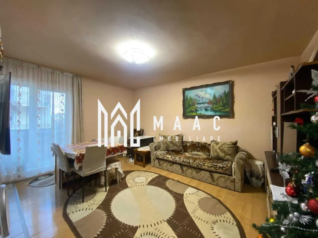 Apartament 3 Camere I Etaj Intermediar I Pivnita I Gusterita - MAAC Imobiliare vă propune spre vânzare un apartament decomandat cu 3 camere, situat la etajul 1 din 2 al unui imobil din cărămidă construit în anul 2011, în zona Panoramic Garden – Gușterița, o zonă liniștită și apreciată pentru accesibilitate și confort rezidențial.

Apartamentul beneficiază de o compartimentare complet decomandată, cu spații bine organizate și funcționale, fiind potrivit atât pentru locuință proprie, cât și pentru investiție. Se vinde parțial mobilat.

Compartimentare:
-Living cu bucătărie open space
-Două dormitoare, dintre care unul cu ieșire în balcon
-Baie cu geam de aerisire
-Balcon de 4 mp
-Pivniță / boxă de 8 mp

Dotări:
-Centrală proprie pe gaz

Locuința oferă o suprafață bine distribuită și o compartimentare practică, asigurând confort și eficiență în utilizarea fiecărui spațiu. Poziționarea este excelentă, cu acces facil către mijloace de transport, supermarketuri, școli, farmacii și alte puncte de interes, ceea ce face din acest apartament o alegere potrivită pentru familii sau pentru cei care își doresc un apartament decomandat într-o zonă foarte accesibilă din Sibiu.

Pentru informații și programarea unei vizionări, vă rugăm să menționați la telefon numărul CP2862062.