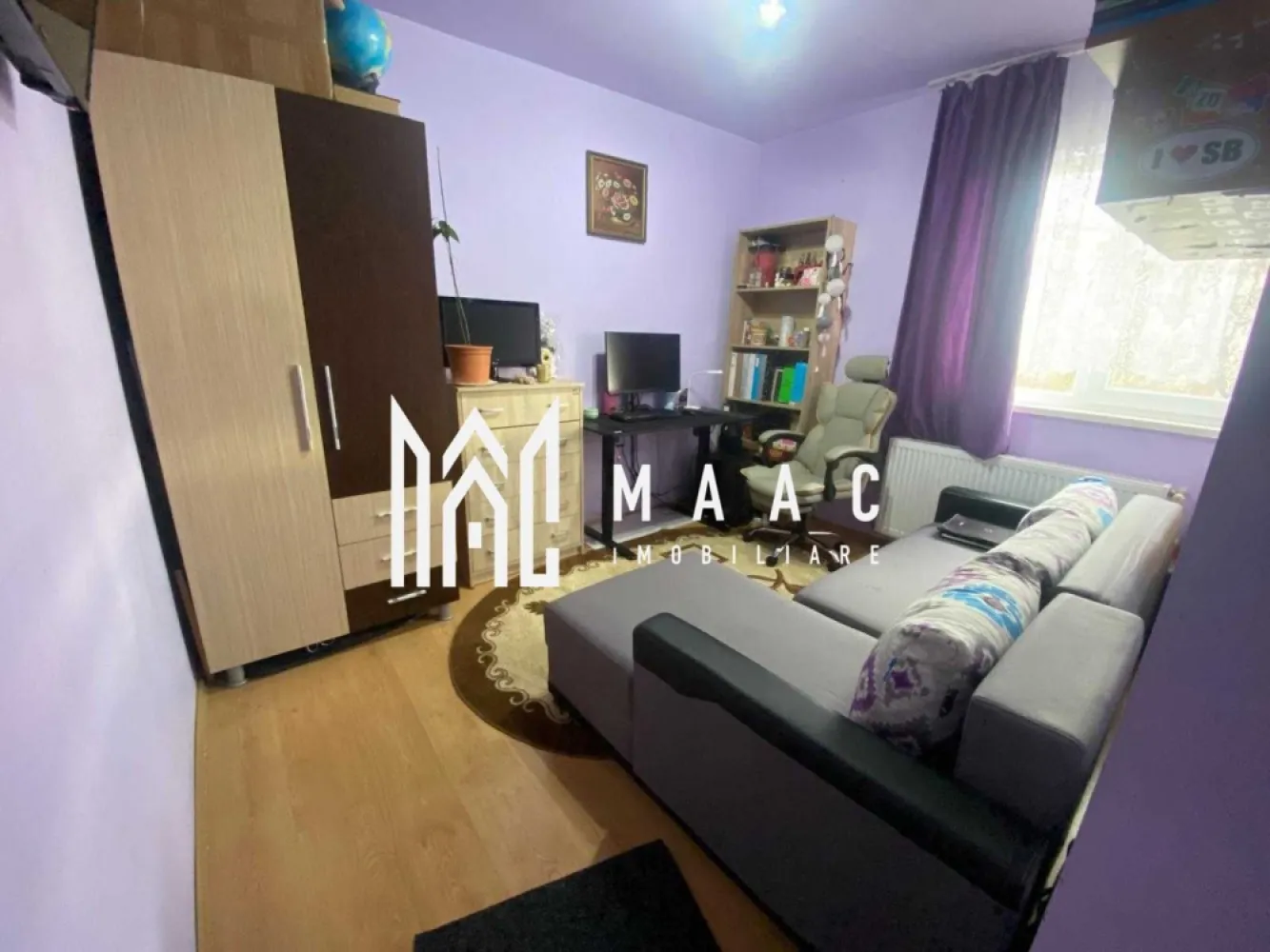 Apartament 3 Camere I Etaj Intermediar I Pivnita I Gusterita - MAAC Imobiliare vă propune spre vânzare un apartament decomandat cu 3 camere, situat la etajul 1 din 2 al unui imobil din cărămidă construit în anul 2011, în zona Panoramic Garden – Gușterița, o zonă liniștită și apreciată pentru accesibilitate și confort rezidențial.

Apartamentul beneficiază de o compartimentare complet decomandată, cu spații bine organizate și funcționale, fiind potrivit atât pentru locuință proprie, cât și pentru investiție. Se vinde parțial mobilat.

Compartimentare:
-Living cu bucătărie open space
-Două dormitoare, dintre care unul cu ieșire în balcon
-Baie cu geam de aerisire
-Balcon de 4 mp
-Pivniță / boxă de 8 mp

Dotări:
-Centrală proprie pe gaz

Locuința oferă o suprafață bine distribuită și o compartimentare practică, asigurând confort și eficiență în utilizarea fiecărui spațiu. Poziționarea este excelentă, cu acces facil către mijloace de transport, supermarketuri, școli, farmacii și alte puncte de interes, ceea ce face din acest apartament o alegere potrivită pentru familii sau pentru cei care își doresc un apartament decomandat într-o zonă foarte accesibilă din Sibiu.

Pentru informații și programarea unei vizionări, vă rugăm să menționați la telefon numărul CP2862062.