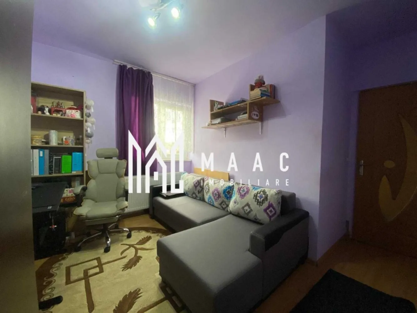 Apartament 3 Camere I Etaj Intermediar I Pivnita I Gusterita - MAAC Imobiliare vă propune spre vânzare un apartament decomandat cu 3 camere, situat la etajul 1 din 2 al unui imobil din cărămidă construit în anul 2011, în zona Panoramic Garden – Gușterița, o zonă liniștită și apreciată pentru accesibilitate și confort rezidențial.

Apartamentul beneficiază de o compartimentare complet decomandată, cu spații bine organizate și funcționale, fiind potrivit atât pentru locuință proprie, cât și pentru investiție. Se vinde parțial mobilat.

Compartimentare:
-Living cu bucătărie open space
-Două dormitoare, dintre care unul cu ieșire în balcon
-Baie cu geam de aerisire
-Balcon de 4 mp
-Pivniță / boxă de 8 mp

Dotări:
-Centrală proprie pe gaz

Locuința oferă o suprafață bine distribuită și o compartimentare practică, asigurând confort și eficiență în utilizarea fiecărui spațiu. Poziționarea este excelentă, cu acces facil către mijloace de transport, supermarketuri, școli, farmacii și alte puncte de interes, ceea ce face din acest apartament o alegere potrivită pentru familii sau pentru cei care își doresc un apartament decomandat într-o zonă foarte accesibilă din Sibiu.

Pentru informații și programarea unei vizionări, vă rugăm să menționați la telefon numărul CP2862062.