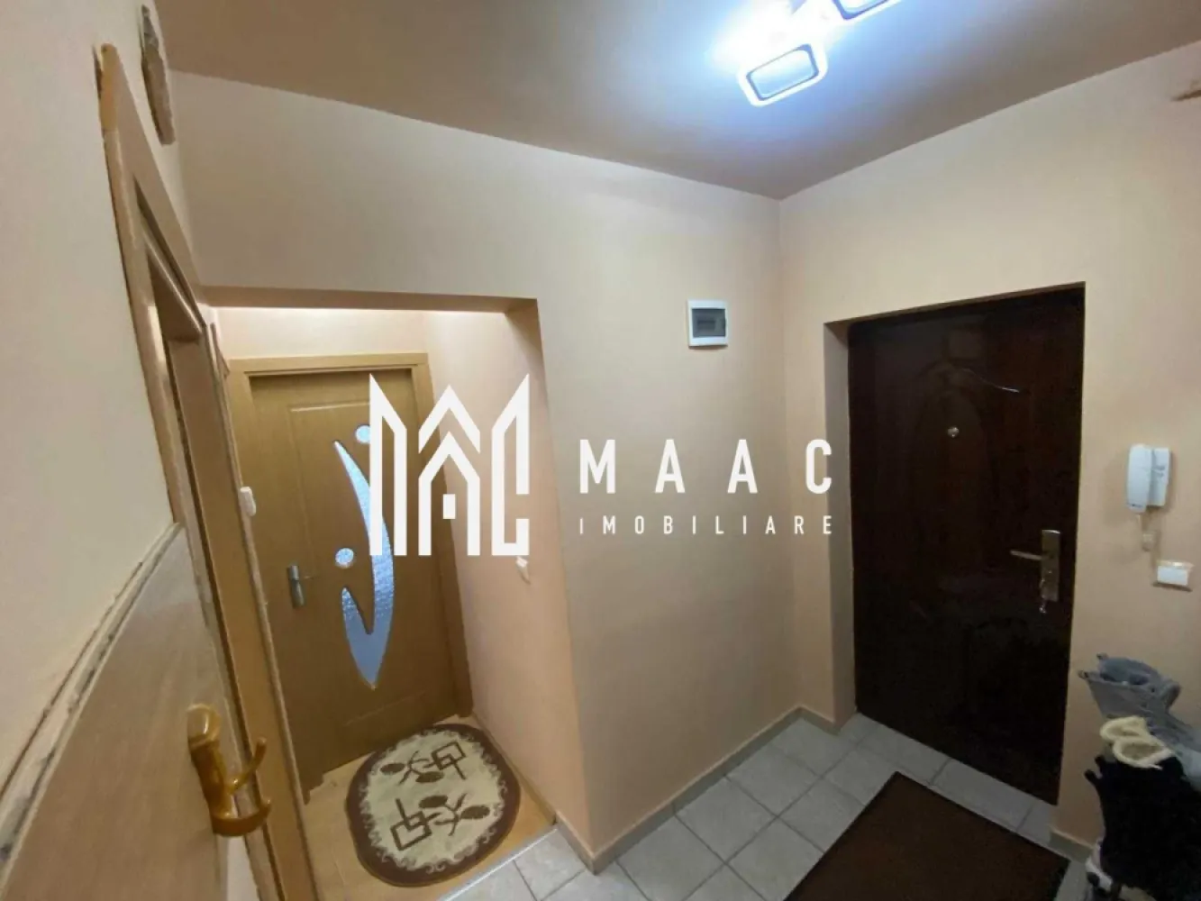 Apartament 3 Camere I Etaj Intermediar I Pivnita I Gusterita - MAAC Imobiliare vă propune spre vânzare un apartament decomandat cu 3 camere, situat la etajul 1 din 2 al unui imobil din cărămidă construit în anul 2011, în zona Panoramic Garden – Gușterița, o zonă liniștită și apreciată pentru accesibilitate și confort rezidențial.

Apartamentul beneficiază de o compartimentare complet decomandată, cu spații bine organizate și funcționale, fiind potrivit atât pentru locuință proprie, cât și pentru investiție. Se vinde parțial mobilat.

Compartimentare:
-Living cu bucătărie open space
-Două dormitoare, dintre care unul cu ieșire în balcon
-Baie cu geam de aerisire
-Balcon de 4 mp
-Pivniță / boxă de 8 mp

Dotări:
-Centrală proprie pe gaz

Locuința oferă o suprafață bine distribuită și o compartimentare practică, asigurând confort și eficiență în utilizarea fiecărui spațiu. Poziționarea este excelentă, cu acces facil către mijloace de transport, supermarketuri, școli, farmacii și alte puncte de interes, ceea ce face din acest apartament o alegere potrivită pentru familii sau pentru cei care își doresc un apartament decomandat într-o zonă foarte accesibilă din Sibiu.

Pentru informații și programarea unei vizionări, vă rugăm să menționați la telefon numărul CP2862062.