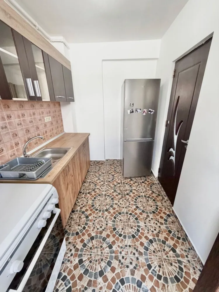 Apartament 3 camere Militari Residence mobilat si utilat - Vă prezentăm un apartament cu 3 camere, decomandat, situat pe strada Rezervelor nr. 79, în cartierul Militari Residence, chiar lângă Lidl – o locație excelentă pentru confortul zilnic 

Situat la etajul 6 din 7, apartamentul oferă o priveliște plăcută și multă lumină naturală, fiind ideal pentru o familie care își dorește spațiu și funcționalitate 

Detalii proprietate:
• 3 camere spațioase 
• 2 băi 
• Compartimentare decomandată – eficiență și intimitate 
• Etaj 6 din 7
• Locație: strada Rezervelor 79, lângă Lidl 

Avantaje:
• Acces imediat la supermarket (Lidl), restaurante și alte facilități 
• Aproape de mijloace de transport în comun 
• Zonă dezvoltată, ideală pentru locuit sau investiție 
• Spațiu generos, potrivit pentru familie 

Un apartament echilibrat, bine poziționat, care îți oferă tot ce ai nevoie pentru un stil de viață confortabil 

Pentru mai multe detalii sau programarea unei vizionări, sună acum