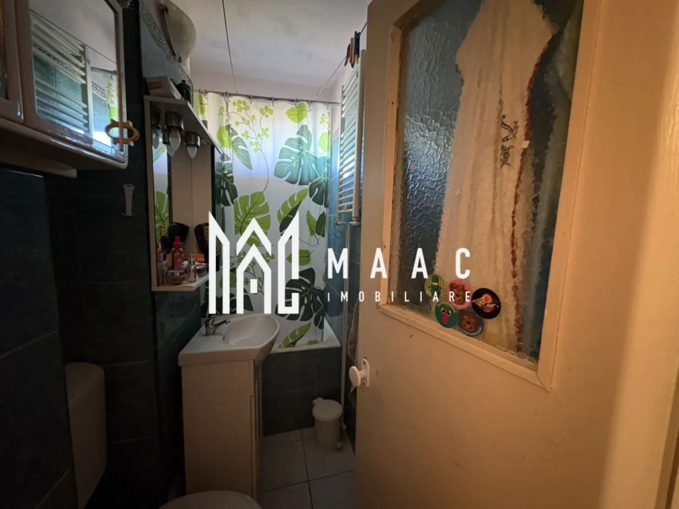 Apartament 2 camere I Mobilat/utilat I Zona Cedonia - MAAC Imobiliare vă propune spre vânzare un apartament cu 2 camere situat în zona Cedonia, o zonă apreciată pentru accesibilitate și facilități multiple, cu grădiniță, școală, liceu și magazine la maximum 2 minute de mers pe jos.

Apartamentul este amplasat la etajul 4, fără vecini deasupra, oferind un plus de liniște și intimitate. Proprietatea se vinde complet mobilată și utilată, fiind pregătită pentru mutare imediată.

Locuința beneficiază de centrală termică nouă, aflată în garanție, asigurând confort termic și eficiență energetică. Zona Cedonia este recunoscută pentru infrastructura bine dezvoltată, accesul facil la unități de învățământ, spații comerciale și alte servicii esențiale, fiind potrivită atât pentru locuire, cât și pentru investiție.

Pentru mai multe detalii vă rugăm să menționați la telefon numărul CP2862377.