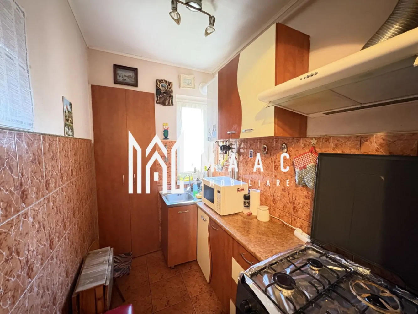 Apartament 2 camere I Mobilat/utilat I Zona Cedonia - MAAC Imobiliare vă propune spre vânzare un apartament cu 2 camere situat în zona Cedonia, o zonă apreciată pentru accesibilitate și facilități multiple, cu grădiniță, școală, liceu și magazine la maximum 2 minute de mers pe jos.

Apartamentul este amplasat la etajul 4, fără vecini deasupra, oferind un plus de liniște și intimitate. Proprietatea se vinde complet mobilată și utilată, fiind pregătită pentru mutare imediată.

Locuința beneficiază de centrală termică nouă, aflată în garanție, asigurând confort termic și eficiență energetică. Zona Cedonia este recunoscută pentru infrastructura bine dezvoltată, accesul facil la unități de învățământ, spații comerciale și alte servicii esențiale, fiind potrivită atât pentru locuire, cât și pentru investiție.

Pentru mai multe detalii vă rugăm să menționați la telefon numărul CP2862377.