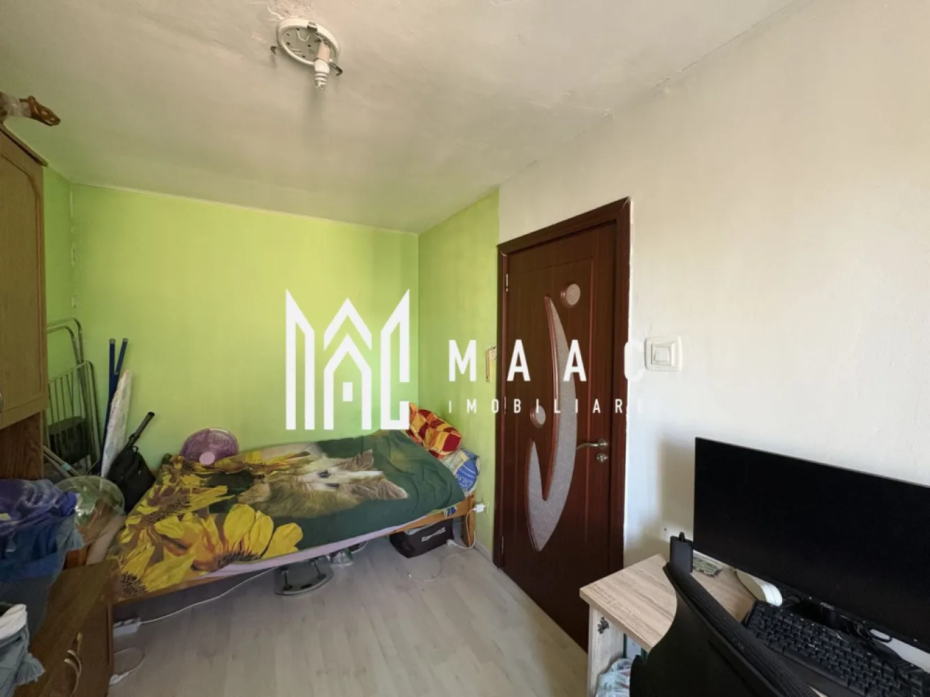 Apartament 2 camere I Mobilat/utilat I Zona Cedonia - MAAC Imobiliare vă propune spre vânzare un apartament cu 2 camere situat în zona Cedonia, o zonă apreciată pentru accesibilitate și facilități multiple, cu grădiniță, școală, liceu și magazine la maximum 2 minute de mers pe jos.

Apartamentul este amplasat la etajul 4, fără vecini deasupra, oferind un plus de liniște și intimitate. Proprietatea se vinde complet mobilată și utilată, fiind pregătită pentru mutare imediată.

Locuința beneficiază de centrală termică nouă, aflată în garanție, asigurând confort termic și eficiență energetică. Zona Cedonia este recunoscută pentru infrastructura bine dezvoltată, accesul facil la unități de învățământ, spații comerciale și alte servicii esențiale, fiind potrivită atât pentru locuire, cât și pentru investiție.

Pentru mai multe detalii vă rugăm să menționați la telefon numărul CP2862377.