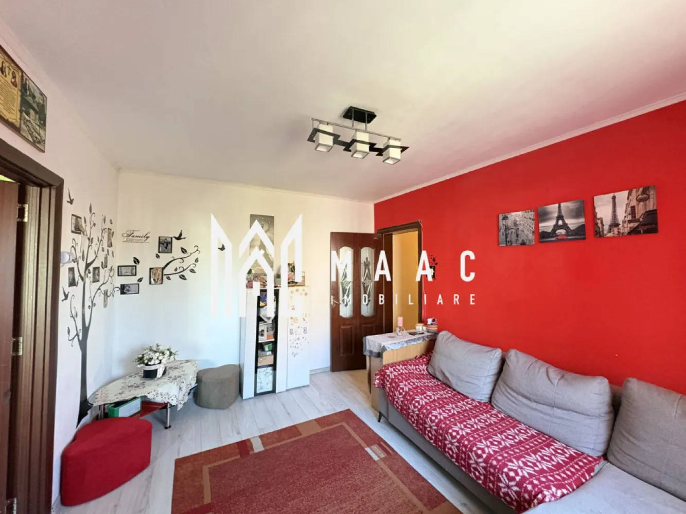 Apartament 2 camere I Mobilat/utilat I Zona Cedonia - MAAC Imobiliare vă propune spre vânzare un apartament cu 2 camere situat în zona Cedonia, o zonă apreciată pentru accesibilitate și facilități multiple, cu grădiniță, școală, liceu și magazine la maximum 2 minute de mers pe jos.

Apartamentul este amplasat la etajul 4, fără vecini deasupra, oferind un plus de liniște și intimitate. Proprietatea se vinde complet mobilată și utilată, fiind pregătită pentru mutare imediată.

Locuința beneficiază de centrală termică nouă, aflată în garanție, asigurând confort termic și eficiență energetică. Zona Cedonia este recunoscută pentru infrastructura bine dezvoltată, accesul facil la unități de învățământ, spații comerciale și alte servicii esențiale, fiind potrivită atât pentru locuire, cât și pentru investiție.

Pentru mai multe detalii vă rugăm să menționați la telefon numărul CP2862377.