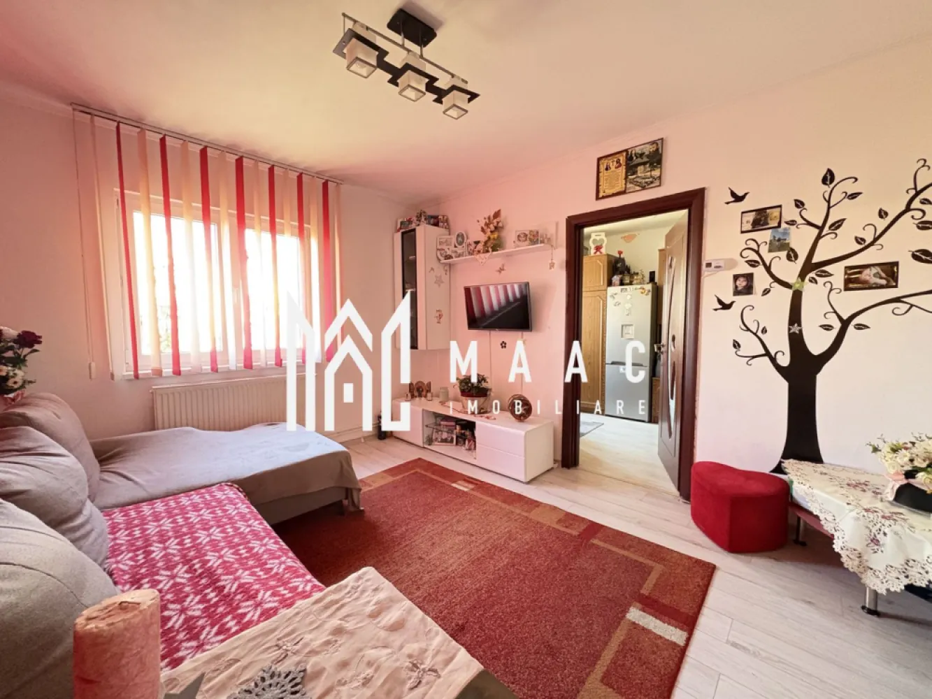 Apartament 2 camere I Mobilat/utilat I Zona Cedonia - MAAC Imobiliare vă propune spre vânzare un apartament cu 2 camere situat în zona Cedonia, o zonă apreciată pentru accesibilitate și facilități multiple, cu grădiniță, școală, liceu și magazine la maximum 2 minute de mers pe jos.

Apartamentul este amplasat la etajul 4, fără vecini deasupra, oferind un plus de liniște și intimitate. Proprietatea se vinde complet mobilată și utilată, fiind pregătită pentru mutare imediată.

Locuința beneficiază de centrală termică nouă, aflată în garanție, asigurând confort termic și eficiență energetică. Zona Cedonia este recunoscută pentru infrastructura bine dezvoltată, accesul facil la unități de învățământ, spații comerciale și alte servicii esențiale, fiind potrivită atât pentru locuire, cât și pentru investiție.

Pentru mai multe detalii vă rugăm să menționați la telefon numărul CP2862377.