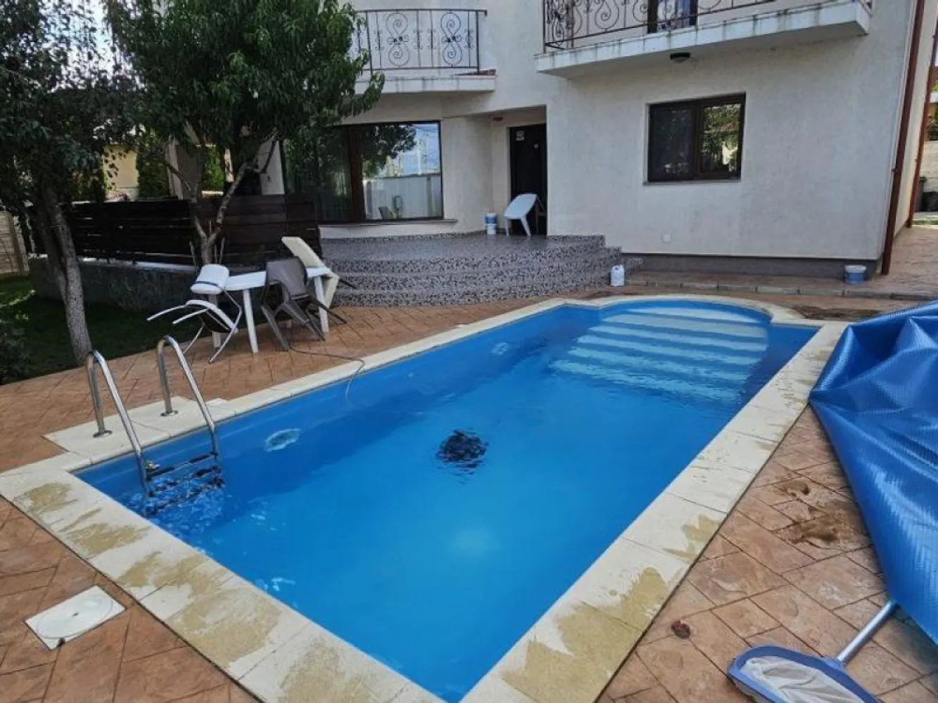 Glina vila noua 6 camere cu piscina - K Imobiliare propune spre vanzare in zona Glina , zona buna , vila constructie 2019 , P+1+M , suprafata 340 mp , teren 560 mp , 6 camere , 2 dormitoare matrimoniale , 4 bai , 2 balcoane , o terasa , mansarada open space neamenajata , piscina incalzita .