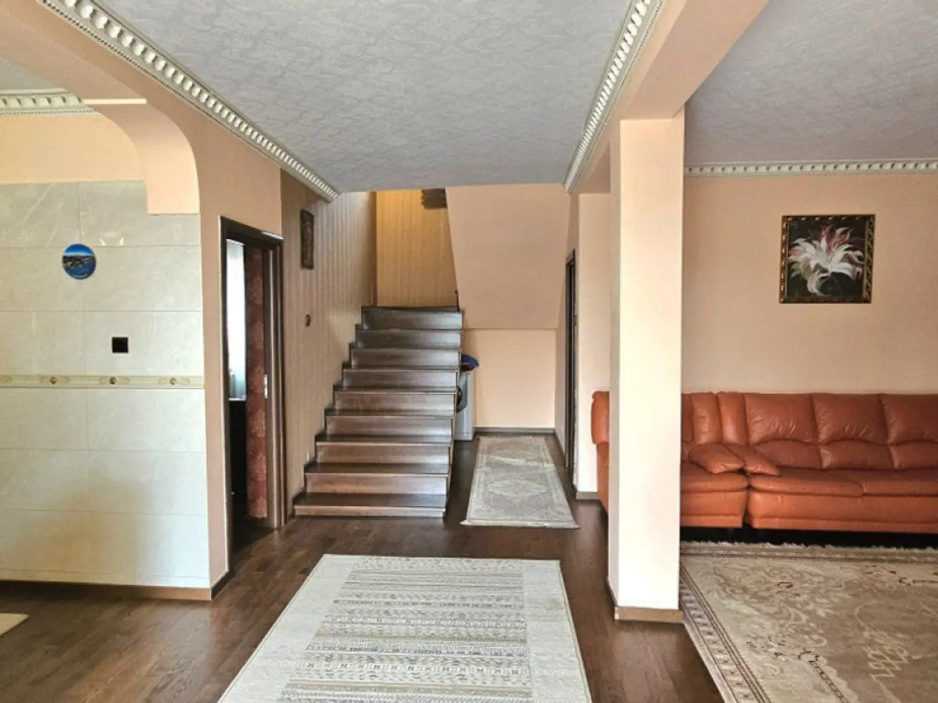 Glina vila 4 camere de vanzare - K Imobiliare propune in zona Glina vila constructie 2010 , P+1 , 4 camere , 3 dormitoare , suprafata toatala 200 mp , suprafata teren 275 mp , deschidere 12 , strada asfaltata.