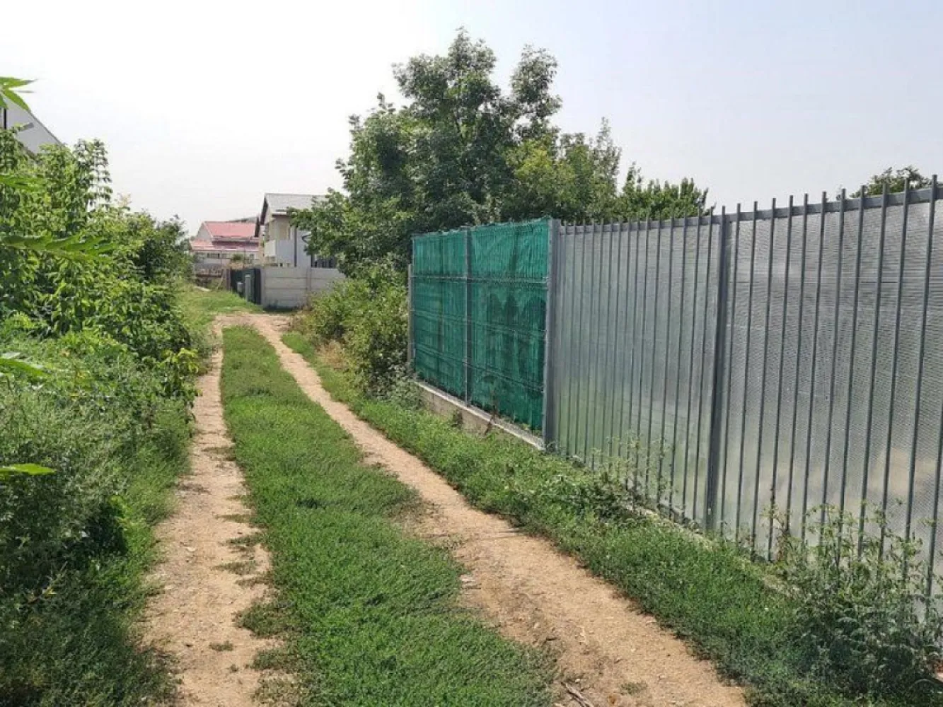 Bragadiru Str. Leordeni teren suprafata 400 mp - K Imobiliare propune in zona Sos. Alexandriei str. Leordeni , suprafata 400 mp , 17,86 ml deschidere la drum de servitute lat de 5 m , toate utilitatile , urbanism,P+2 , Pot 45% , Cut 1,5