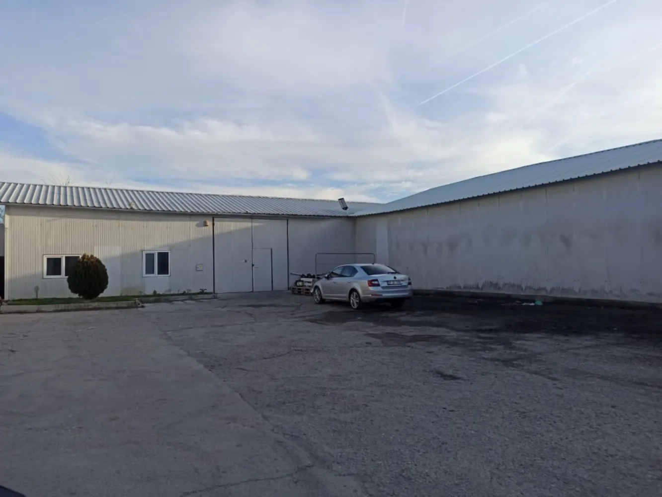 Popesti Leordeni centura hala 732 mp de inchiriat - K Imobiliare propune spre inchirere spatiu de depozitare cu acces direct din Centura Bucuresti, in localitatea Popesti Leordeni.
Hala are suprafata totala de 732mp, din care 667mp spatiu depozitare si 65mp birouri. Este construita din panouri sandwich, are inaltime 5m, latime 12m, doua usi industriale, grup sanitar.
Este situata pe platforma logistica. Exista posibilitate de parcare in curte si posibilitate de inchiriere platforma betonata.