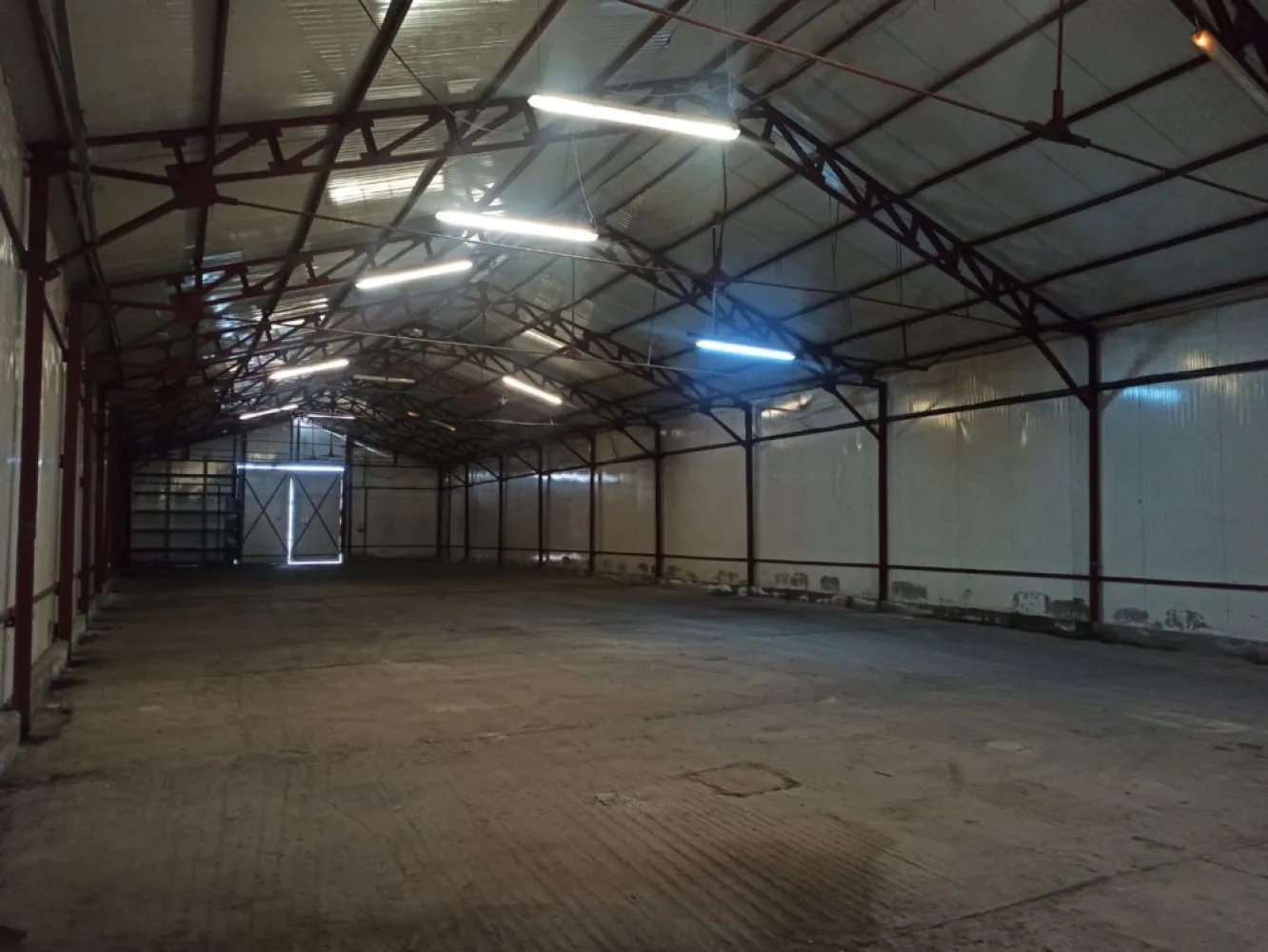 Popesti Leordeni centura hala 732 mp de inchiriat - K Imobiliare propune spre inchirere spatiu de depozitare cu acces direct din Centura Bucuresti, in localitatea Popesti Leordeni.
Hala are suprafata totala de 732mp, din care 667mp spatiu depozitare si 65mp birouri. Este construita din panouri sandwich, are inaltime 5m, latime 12m, doua usi industriale, grup sanitar.
Este situata pe platforma logistica. Exista posibilitate de parcare in curte si posibilitate de inchiriere platforma betonata.