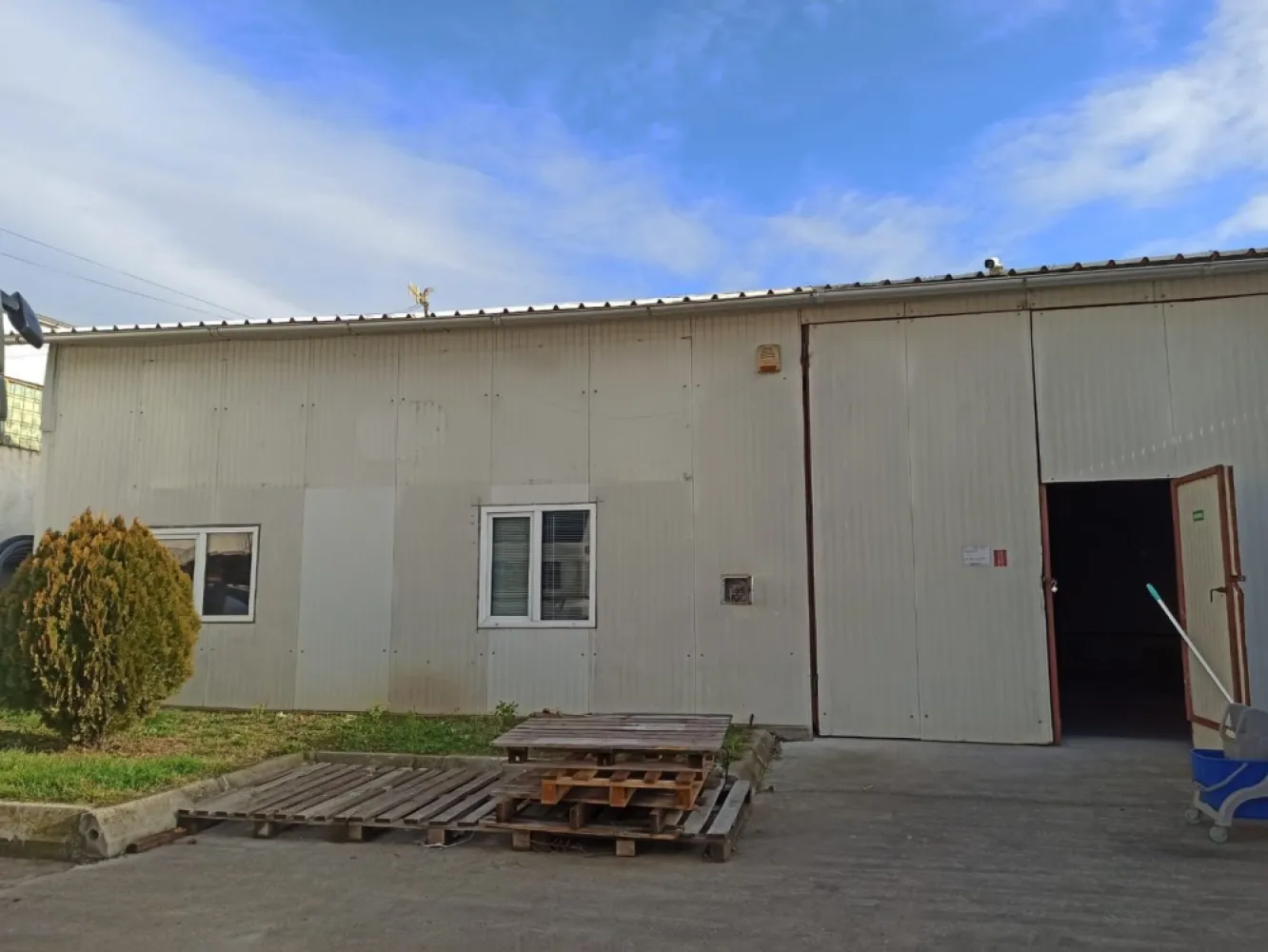 Popesti Leordeni centura hala 732 mp de inchiriat - K Imobiliare propune spre inchirere spatiu de depozitare cu acces direct din Centura Bucuresti, in localitatea Popesti Leordeni.
Hala are suprafata totala de 732mp, din care 667mp spatiu depozitare si 65mp birouri. Este construita din panouri sandwich, are inaltime 5m, latime 12m, doua usi industriale, grup sanitar.
Este situata pe platforma logistica. Exista posibilitate de parcare in curte si posibilitate de inchiriere platforma betonata.