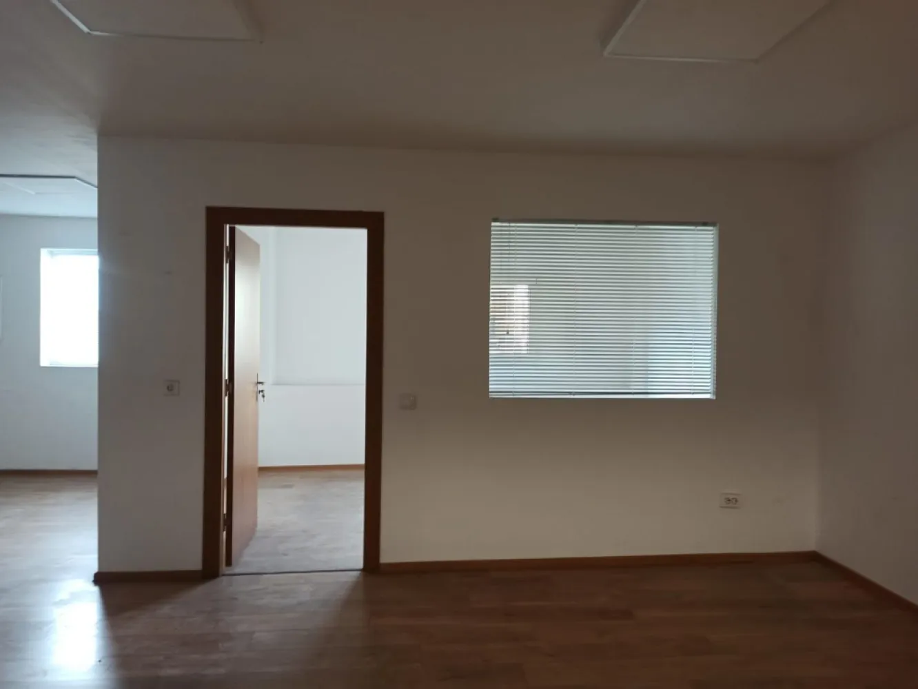 Popesti Leordeni centura hala 732 mp de inchiriat - K Imobiliare propune spre inchirere spatiu de depozitare cu acces direct din Centura Bucuresti, in localitatea Popesti Leordeni.
Hala are suprafata totala de 732mp, din care 667mp spatiu depozitare si 65mp birouri. Este construita din panouri sandwich, are inaltime 5m, latime 12m, doua usi industriale, grup sanitar.
Este situata pe platforma logistica. Exista posibilitate de parcare in curte si posibilitate de inchiriere platforma betonata.