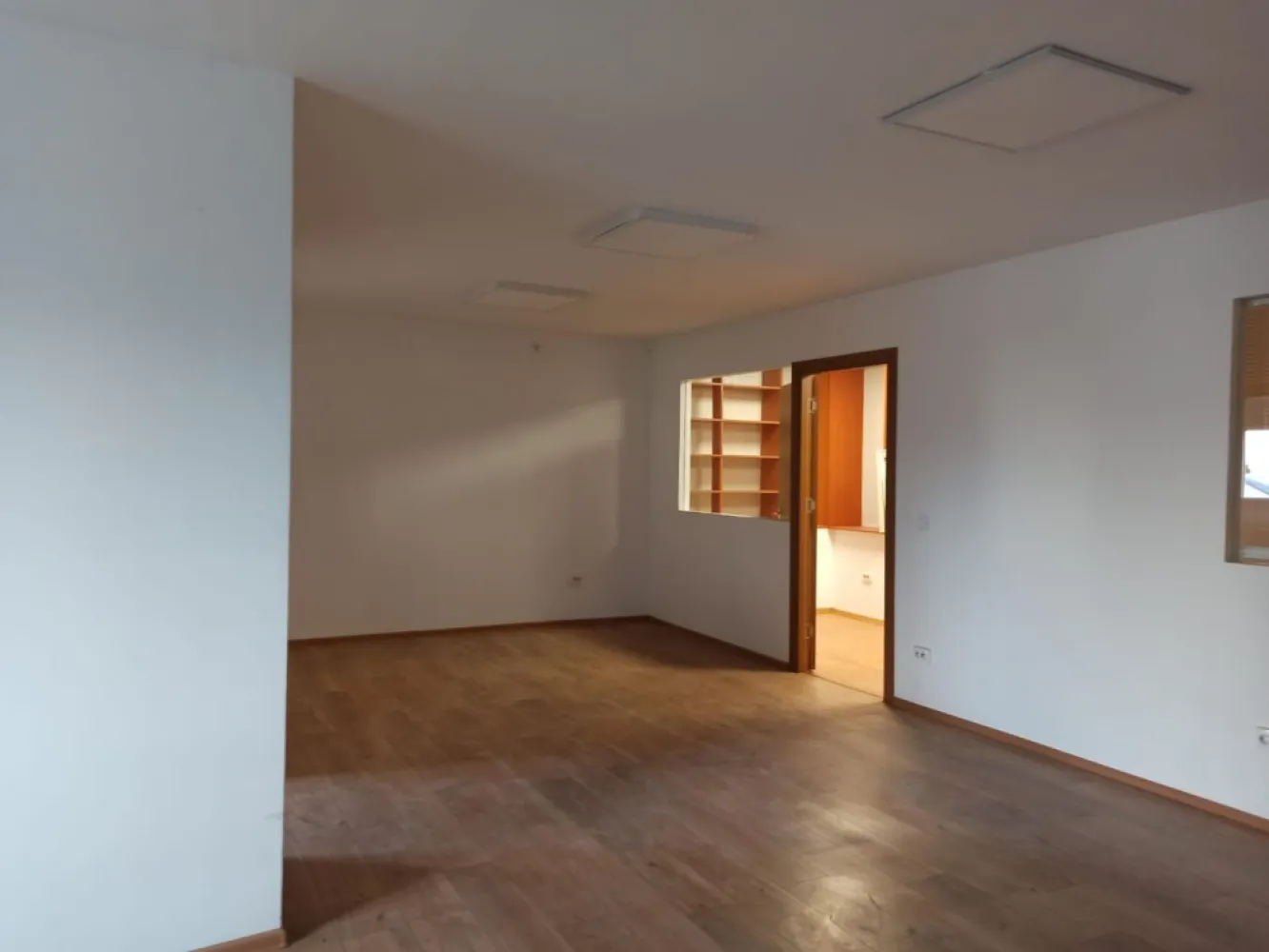 Popesti Leordeni centura hala 732 mp de inchiriat - K Imobiliare propune spre inchirere spatiu de depozitare cu acces direct din Centura Bucuresti, in localitatea Popesti Leordeni.
Hala are suprafata totala de 732mp, din care 667mp spatiu depozitare si 65mp birouri. Este construita din panouri sandwich, are inaltime 5m, latime 12m, doua usi industriale, grup sanitar.
Este situata pe platforma logistica. Exista posibilitate de parcare in curte si posibilitate de inchiriere platforma betonata.