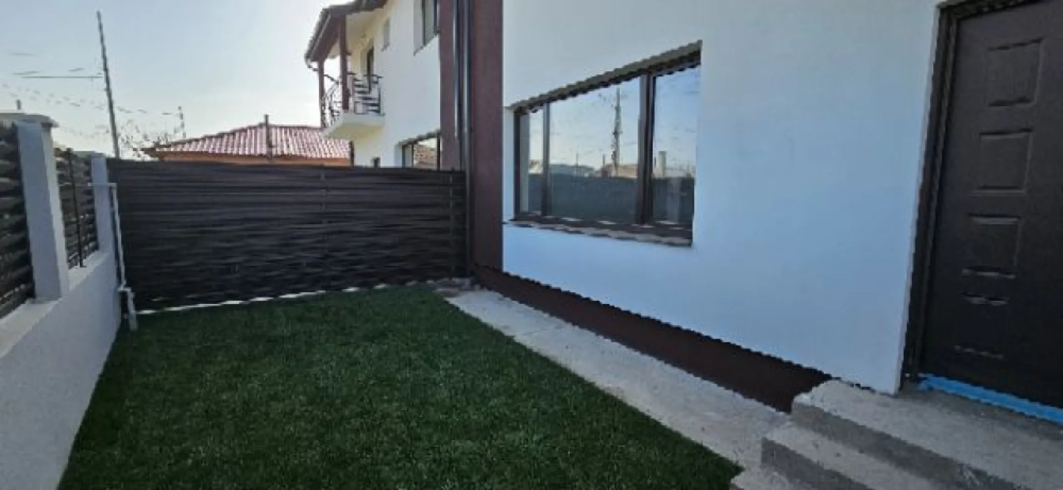 Cernica Balaceanca casa cuplata 4 camere de vanzare - K Imobiliare propune casă cuplată la calcan tip duplex an construcție 2024, în comuna Cernica, sat Bălăceanca, în suprafață de 160 mp, P+E, structurată astfel:

Parter
living cu suprafața de 23,28 mp
bucătărie cu suprafața de 15,56 mp
debara cu suprafața de 2,25 mp
cameră tehnica + spălătorie cu suprafața 5,67 mp
baie cu suprafața de 4,23 mp
hol si scară cu suprafața de 16,13 mp

Etaj
dormitor matrimonial cu suprafața de 15,50 mp + dressing cu suprafața de 2,25 mp + baie cu suprafața de 4,23 mp
dormitor 2 cu suprafața de 14,79 mp
dormitor 3 cu suprafața de 12,57 mp cu ieșire în balcon- care are suprafața de 5,72 mp
baie etaj cu suprafața de 5,40 mp
hol cu suprafața de 13,11 mp

Casa se vinde fara finisajele interioare.