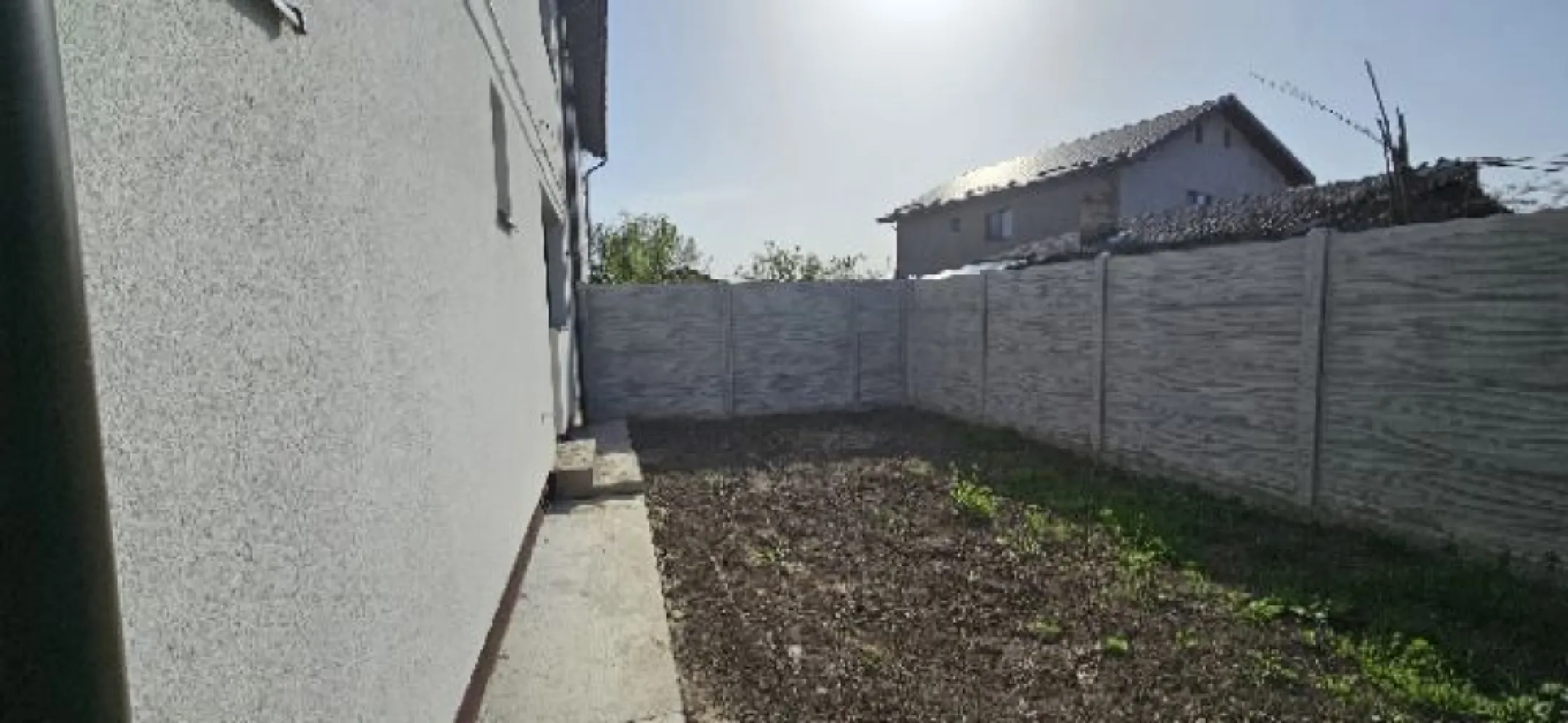 Cernica Balaceanca casa cuplata 4 camere de vanzare - K Imobiliare propune casă cuplată la calcan tip duplex an construcție 2024, în comuna Cernica, sat Bălăceanca, în suprafață de 160 mp, P+E, structurată astfel:

Parter
living cu suprafața de 23,28 mp
bucătărie cu suprafața de 15,56 mp
debara cu suprafața de 2,25 mp
cameră tehnica + spălătorie cu suprafața 5,67 mp
baie cu suprafața de 4,23 mp
hol si scară cu suprafața de 16,13 mp

Etaj
dormitor matrimonial cu suprafața de 15,50 mp + dressing cu suprafața de 2,25 mp + baie cu suprafața de 4,23 mp
dormitor 2 cu suprafața de 14,79 mp
dormitor 3 cu suprafața de 12,57 mp cu ieșire în balcon- care are suprafața de 5,72 mp
baie etaj cu suprafața de 5,40 mp
hol cu suprafața de 13,11 mp

Casa se vinde fara finisajele interioare.