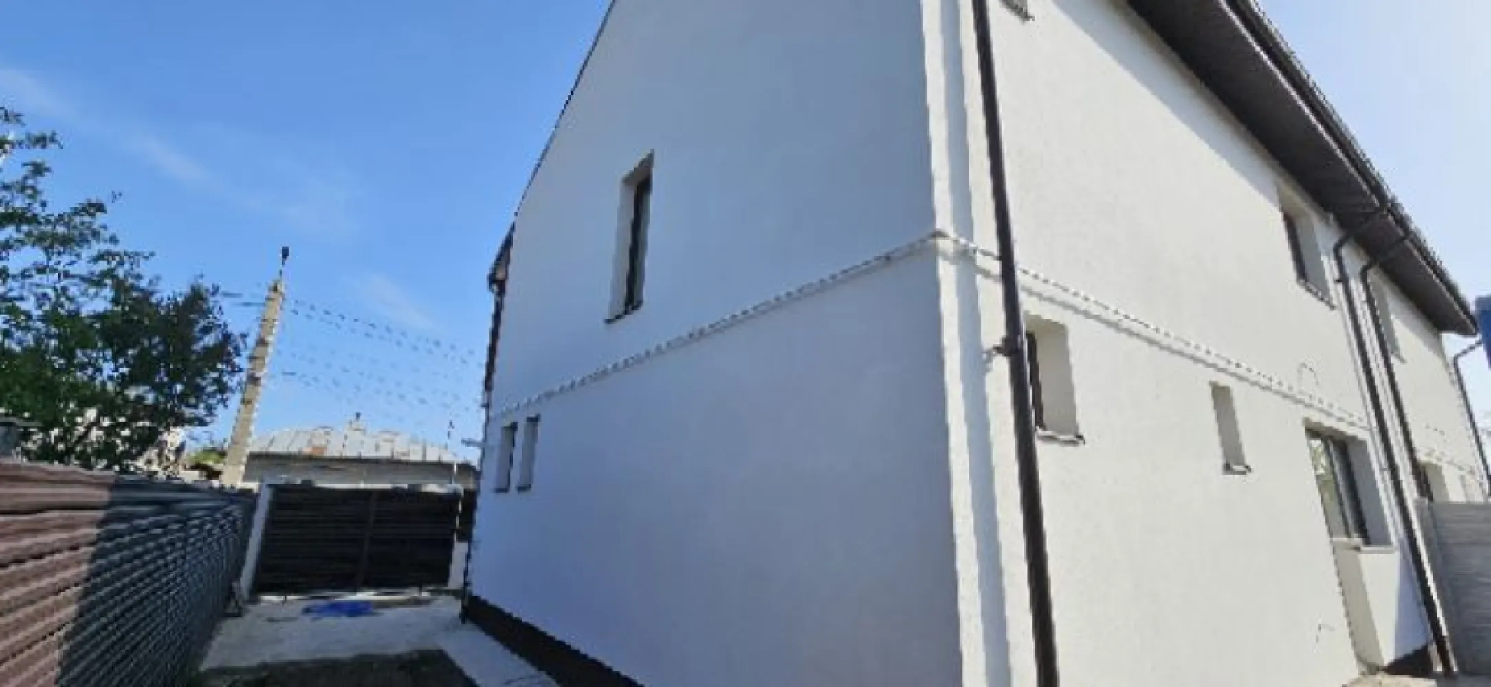 Cernica Balaceanca casa cuplata 4 camere de vanzare - K Imobiliare propune casă cuplată la calcan tip duplex an construcție 2024, în comuna Cernica, sat Bălăceanca, în suprafață de 160 mp, P+E, structurată astfel:

Parter
living cu suprafața de 23,28 mp
bucătărie cu suprafața de 15,56 mp
debara cu suprafața de 2,25 mp
cameră tehnica + spălătorie cu suprafața 5,67 mp
baie cu suprafața de 4,23 mp
hol si scară cu suprafața de 16,13 mp

Etaj
dormitor matrimonial cu suprafața de 15,50 mp + dressing cu suprafața de 2,25 mp + baie cu suprafața de 4,23 mp
dormitor 2 cu suprafața de 14,79 mp
dormitor 3 cu suprafața de 12,57 mp cu ieșire în balcon- care are suprafața de 5,72 mp
baie etaj cu suprafața de 5,40 mp
hol cu suprafața de 13,11 mp

Casa se vinde fara finisajele interioare.