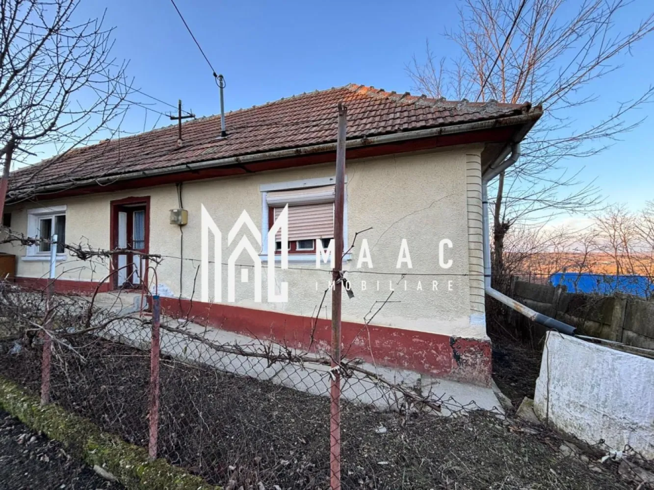 Casa 4 camere | 40 MPU | Curte 1.151MP | Teren 2.359 MP | Alba Iulia | Ohaba - MAAC Imobiliare vă propune spre vânzare o proprietate cu teren generos, pretabilă pentru investiție, situată într-o zonă cu acces direct din drum asfaltat.

 Detalii proprietate:

Casă:

Suprafață construită: 50 mp
Suprafață utilă: 40 mp
Compartimentare: 4 camere
Necesită renovare
Utilități existente: curent electric, apă (racord + fântână), canalizare

Anexe:

Șură și grajd din cărămidă cu acoperiș din țiglă
Suprafață construită anexe: 87 mp
Alte construcții: 10,5 mp suprafață construită

 Teren:

Curți construcții: 1.151 mp
Teren arabil (grădină): 2.359 mp
Grădina beneficiază de ieșire directă la drum asfaltat

 Avantaje:

Acces facil din drum asfaltat
Suprafață mare de teren, ideală pentru dezvoltare
Proprietate pretabilă pentru investiție (renovare, extindere, parcelare, activități agricole sau rezidențiale)
Utilități existente pe proprietate

Pentru mai multe detalii precizati telefonic ca ati vazut anuntul cu ID: CP2862110
