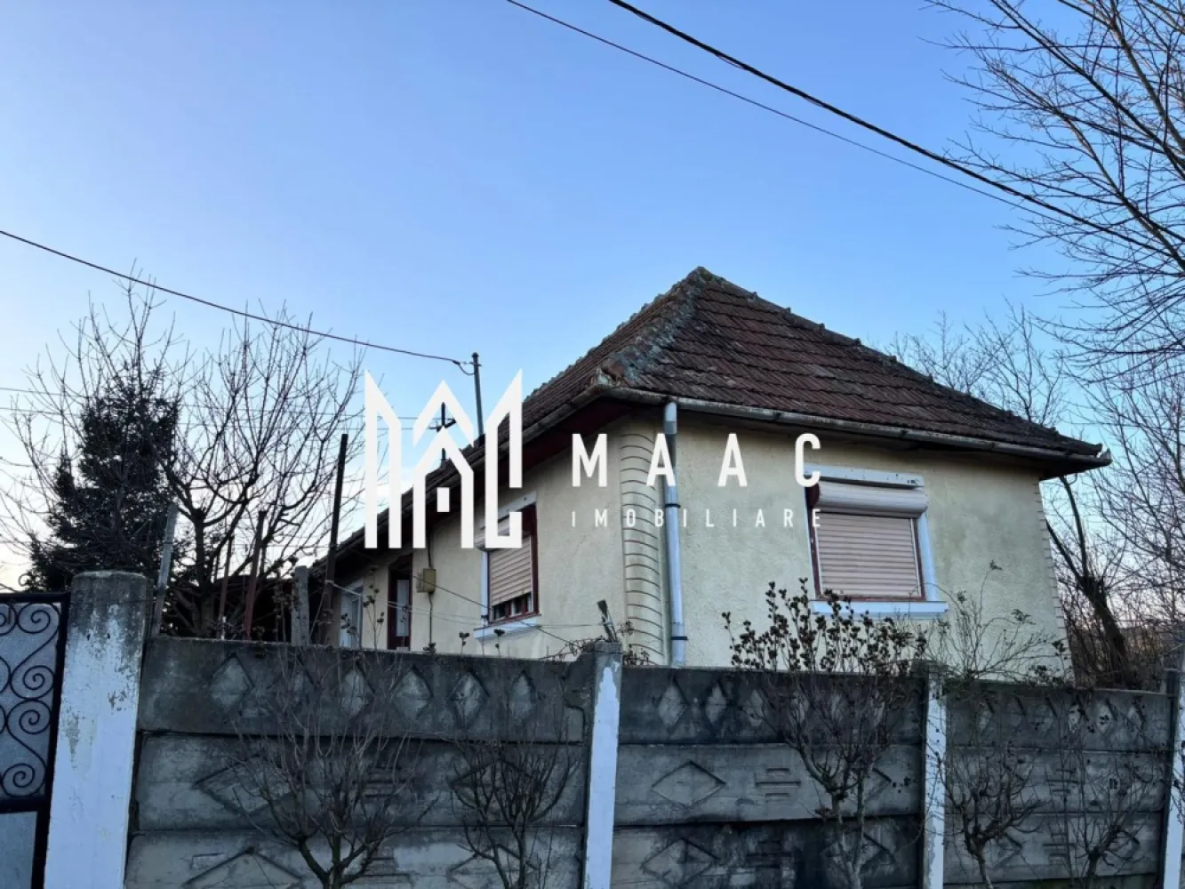 Casa 4 camere | 40 MPU | Curte 1.151MP | Teren 2.359 MP | Alba Iulia | Ohaba - MAAC Imobiliare vă propune spre vânzare o proprietate cu teren generos, pretabilă pentru investiție, situată într-o zonă cu acces direct din drum asfaltat.

 Detalii proprietate:

Casă:

Suprafață construită: 50 mp
Suprafață utilă: 40 mp
Compartimentare: 4 camere
Necesită renovare
Utilități existente: curent electric, apă (racord + fântână), canalizare

Anexe:

Șură și grajd din cărămidă cu acoperiș din țiglă
Suprafață construită anexe: 87 mp
Alte construcții: 10,5 mp suprafață construită

 Teren:

Curți construcții: 1.151 mp
Teren arabil (grădină): 2.359 mp
Grădina beneficiază de ieșire directă la drum asfaltat

 Avantaje:

Acces facil din drum asfaltat
Suprafață mare de teren, ideală pentru dezvoltare
Proprietate pretabilă pentru investiție (renovare, extindere, parcelare, activități agricole sau rezidențiale)
Utilități existente pe proprietate

Pentru mai multe detalii precizati telefonic ca ati vazut anuntul cu ID: CP2862110