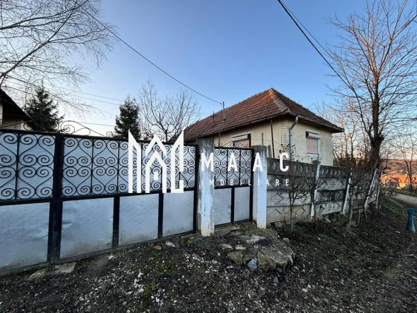 Casa 4 camere | 40 MPU | Curte 1.151MP | Teren 2.359 MP | Alba Iulia | Ohaba - MAAC Imobiliare vă propune spre vânzare o proprietate cu teren generos, pretabilă pentru investiție, situată într-o zonă cu acces direct din drum asfaltat.

 Detalii proprietate:

Casă:

Suprafață construită: 50 mp
Suprafață utilă: 40 mp
Compartimentare: 4 camere
Necesită renovare
Utilități existente: curent electric, apă (racord + fântână), canalizare

Anexe:

Șură și grajd din cărămidă cu acoperiș din țiglă
Suprafață construită anexe: 87 mp
Alte construcții: 10,5 mp suprafață construită

 Teren:

Curți construcții: 1.151 mp
Teren arabil (grădină): 2.359 mp
Grădina beneficiază de ieșire directă la drum asfaltat

 Avantaje:

Acces facil din drum asfaltat
Suprafață mare de teren, ideală pentru dezvoltare
Proprietate pretabilă pentru investiție (renovare, extindere, parcelare, activități agricole sau rezidențiale)
Utilități existente pe proprietate

Pentru mai multe detalii precizati telefonic ca ati vazut anuntul cu ID: CP2862110