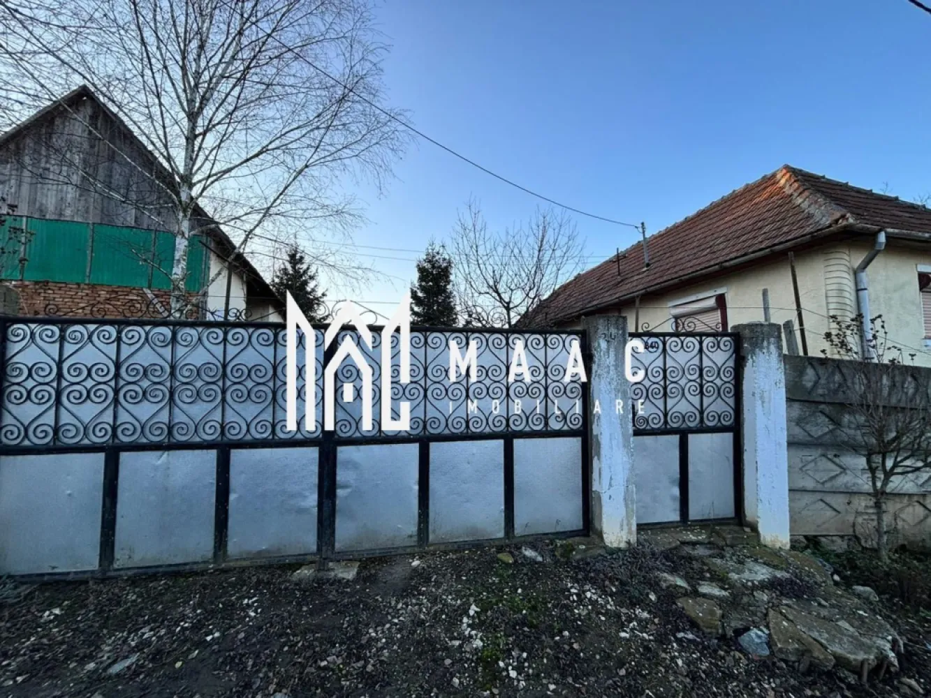 Casa 4 camere | 40 MPU | Curte 1.151MP | Teren 2.359 MP | Alba Iulia | Ohaba - MAAC Imobiliare vă propune spre vânzare o proprietate cu teren generos, pretabilă pentru investiție, situată într-o zonă cu acces direct din drum asfaltat.

 Detalii proprietate:

Casă:

Suprafață construită: 50 mp
Suprafață utilă: 40 mp
Compartimentare: 4 camere
Necesită renovare
Utilități existente: curent electric, apă (racord + fântână), canalizare

Anexe:

Șură și grajd din cărămidă cu acoperiș din țiglă
Suprafață construită anexe: 87 mp
Alte construcții: 10,5 mp suprafață construită

 Teren:

Curți construcții: 1.151 mp
Teren arabil (grădină): 2.359 mp
Grădina beneficiază de ieșire directă la drum asfaltat

 Avantaje:

Acces facil din drum asfaltat
Suprafață mare de teren, ideală pentru dezvoltare
Proprietate pretabilă pentru investiție (renovare, extindere, parcelare, activități agricole sau rezidențiale)
Utilități existente pe proprietate

Pentru mai multe detalii precizati telefonic ca ati vazut anuntul cu ID: CP2862110